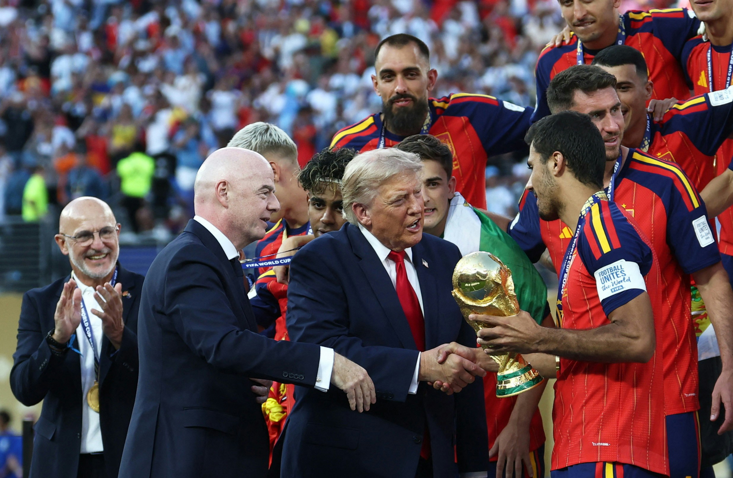 Gallery - Ông Trump trao cúp vô địch World Cup; Messi bật khóc trước 80.000 khán giả - image 1
