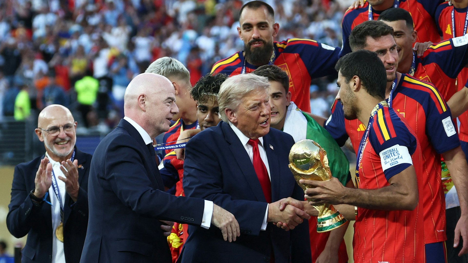World Cup | Ông Trump xuất hiện tại lễ trao giải giữa tiếng la ó; trước trận đấu, ông nói ông ủng hộ Argentina. World Cup | Ông Trump xuất hiện tại lễ trao giải giữa tiếng la ó; trước trận đấu, ông nói ông ủng hộ Argentina.