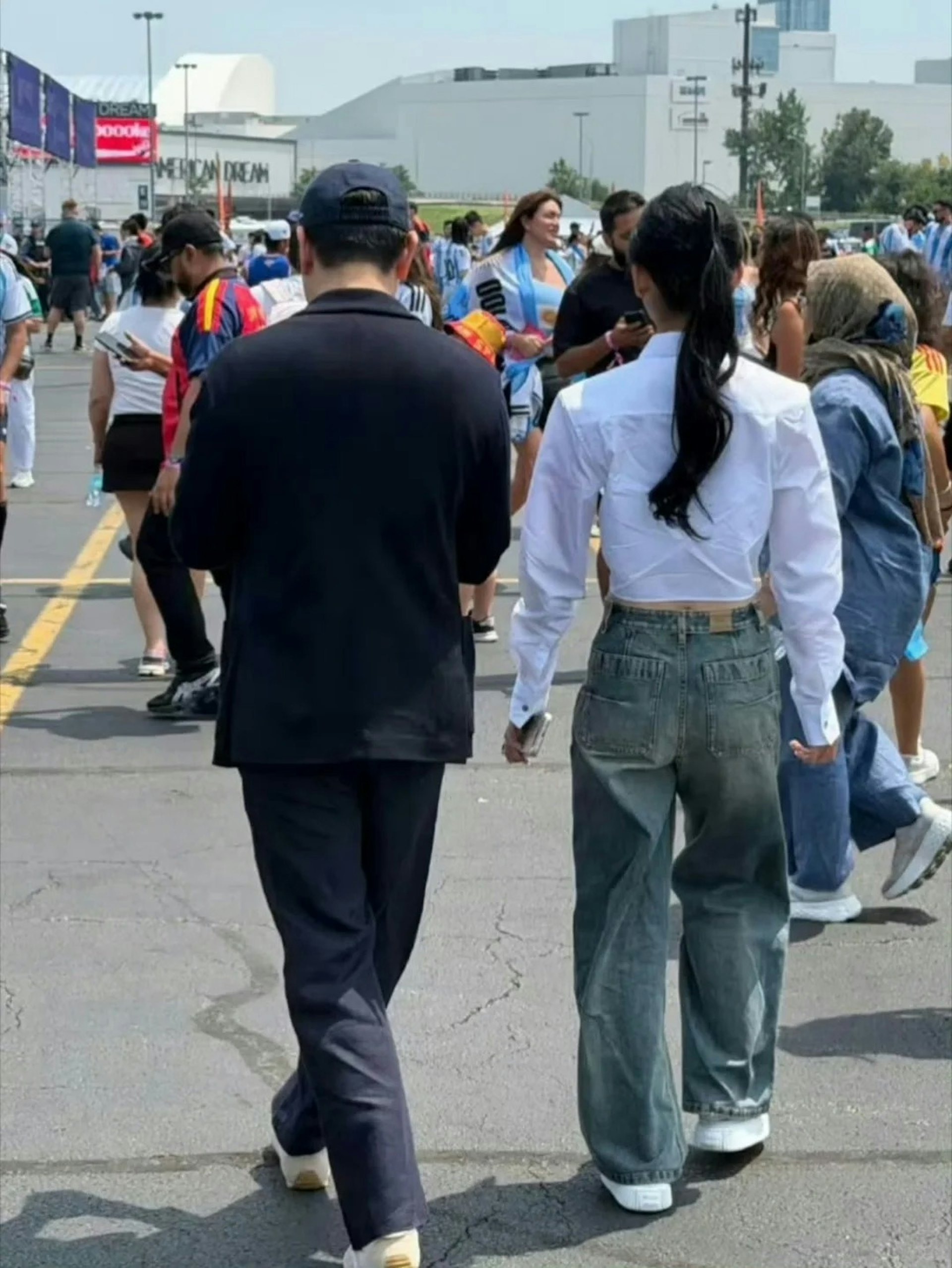 林俊傑與女友七七在世界盃決賽現場被網民捕捉