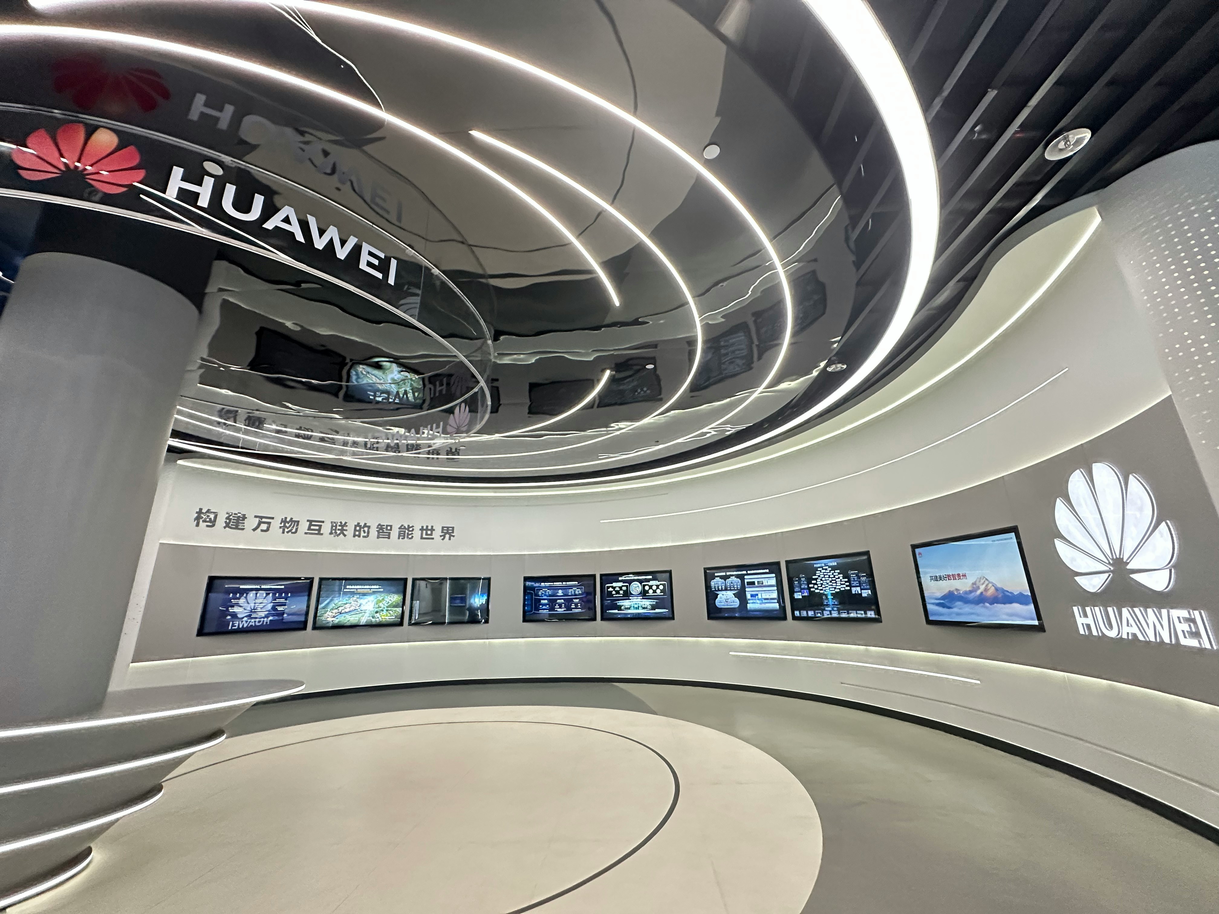 西部已经成为全国海量数据与大规模 AI 训练的超算重镇。图为国家大数据(贵州)综合试验区交流体验中心(许靖雯摄)