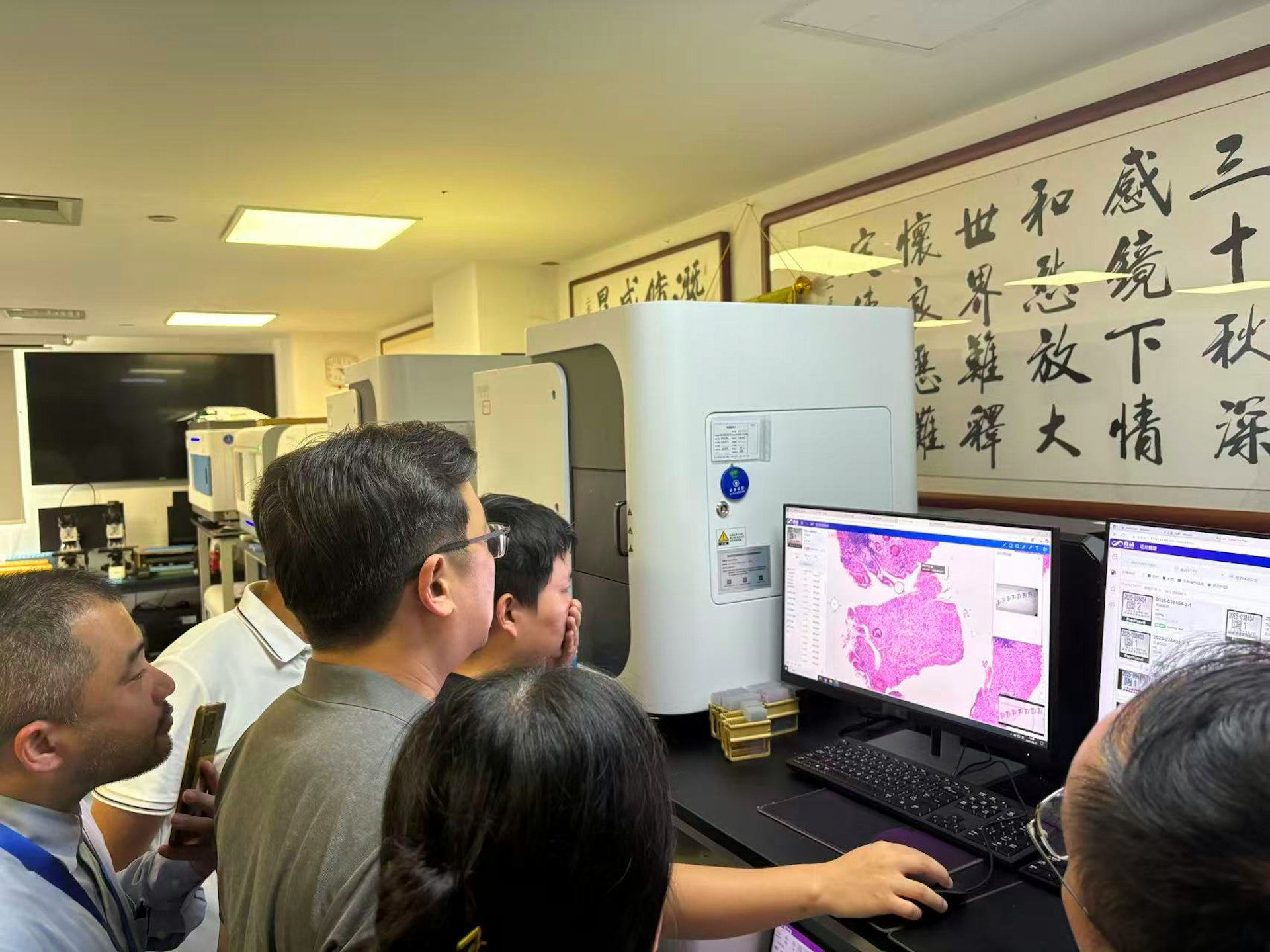對於內地與海外盈利模式的差異,羅賓解釋道,國內公立醫院以項目制為主,一期、二期、三期逐步推進,每年基於舊應用有運維收入,但價格受物價局管控。海外則以按次收費為主,客單價較高。