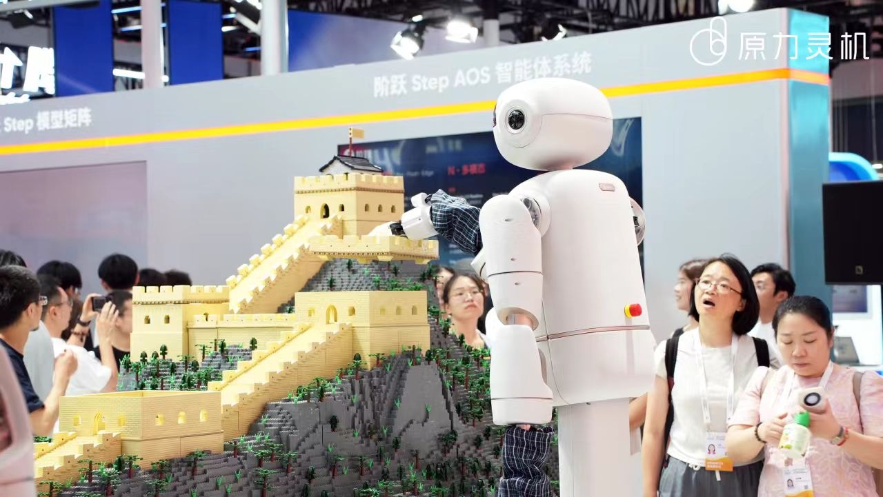 At WAIC, six robots spent 15 hours building the Great Wall on-site. (Original Force)