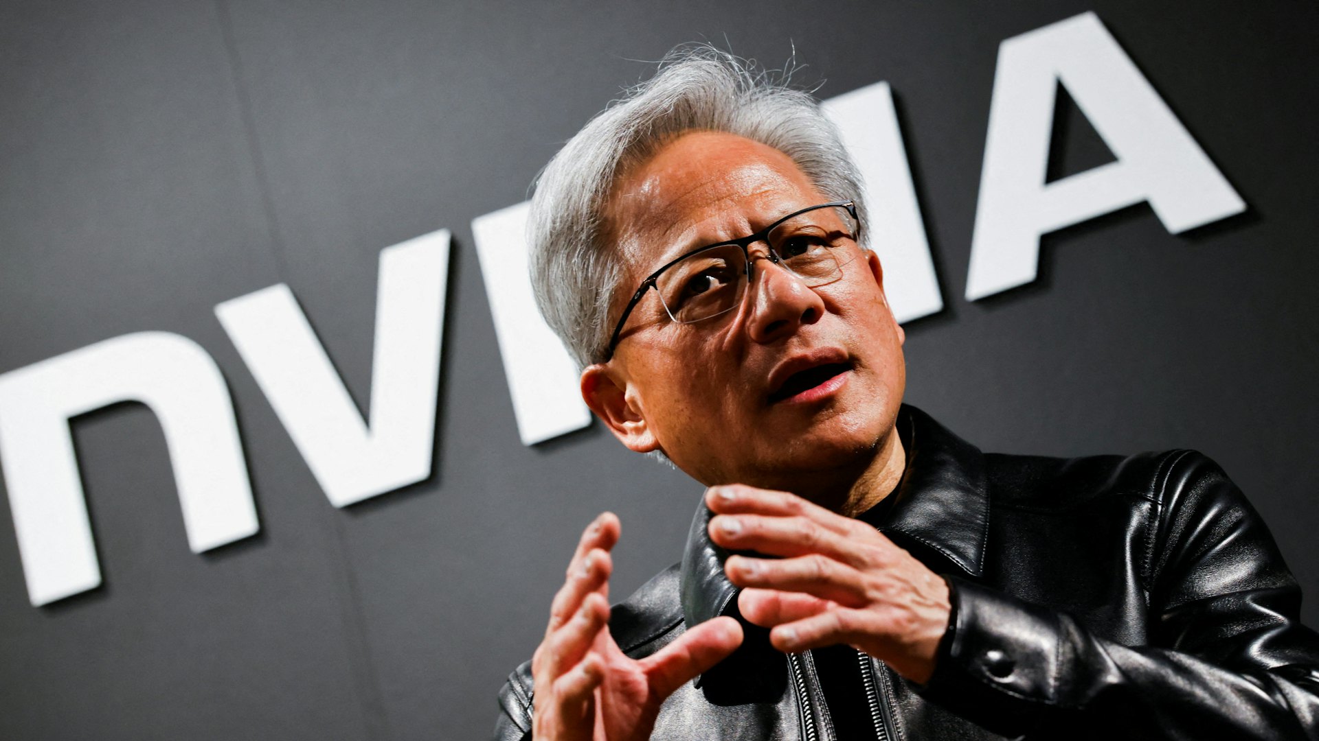 英偉達等25科企聯署撐開放AI模型 黃仁勳啟用社交媒體X轉載信件