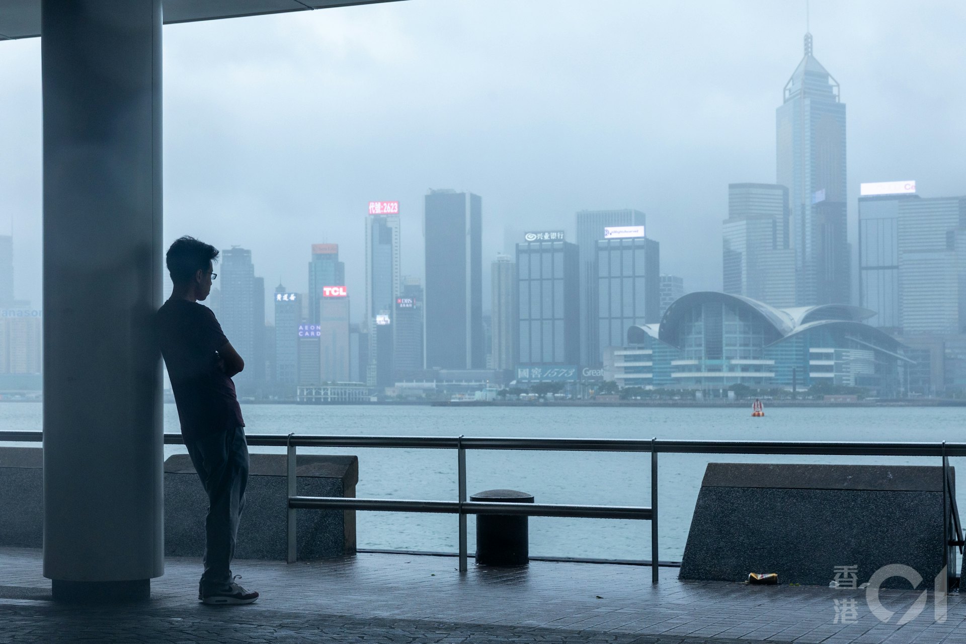 尖沙咀近中午时分8号风球仍生效期间,有市民及游客特别到来感受台风红霞的余威。