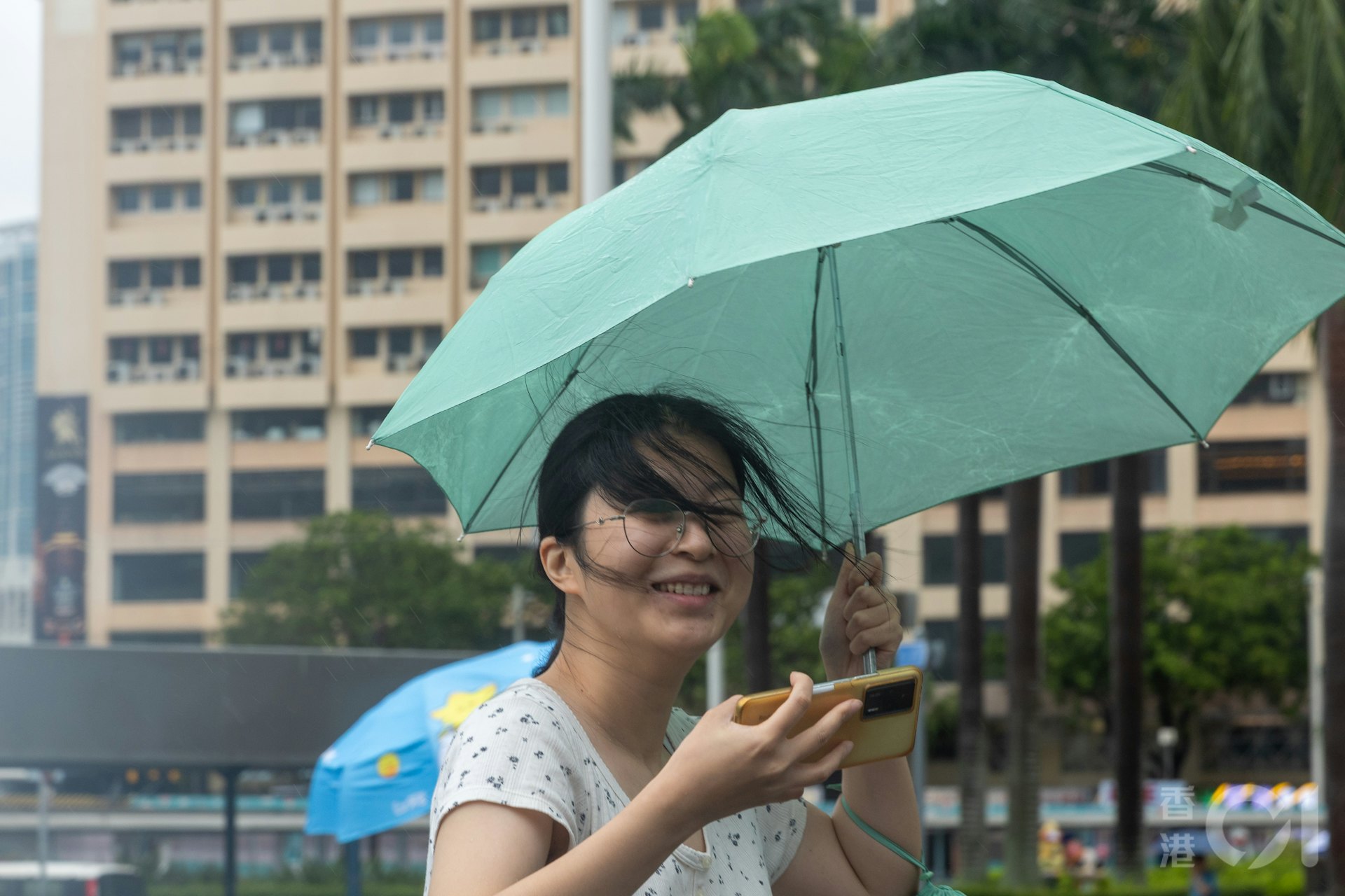 尖沙咀近中午时分8号风球仍生效期间,有市民及游客特别到来感受台风红霞的余威。