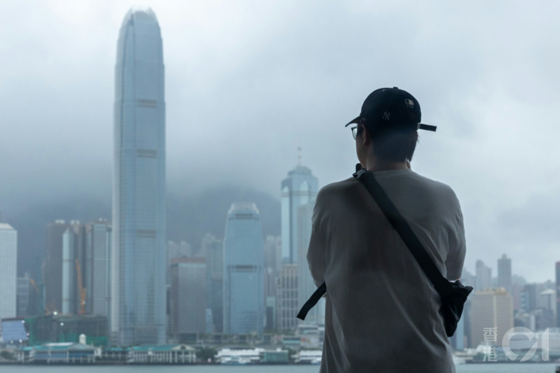 尖沙咀近中午时分8号风球仍生效期间,有市民及游客特别到来感受台风红霞的余威。