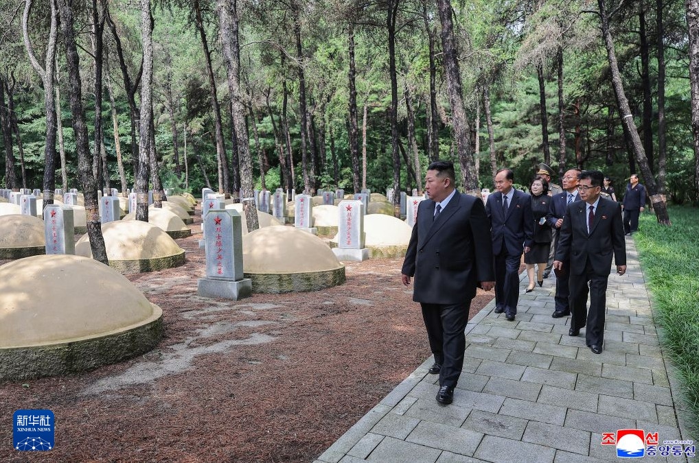 金正恩参谒中国人民志愿军烈士陵园。(新华社)