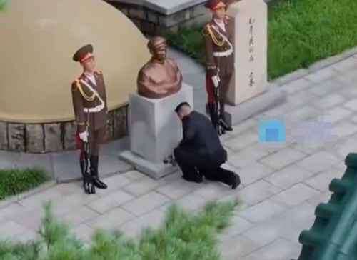 金正恩单膝向毛岸英墓献花。(直新闻影片截图)