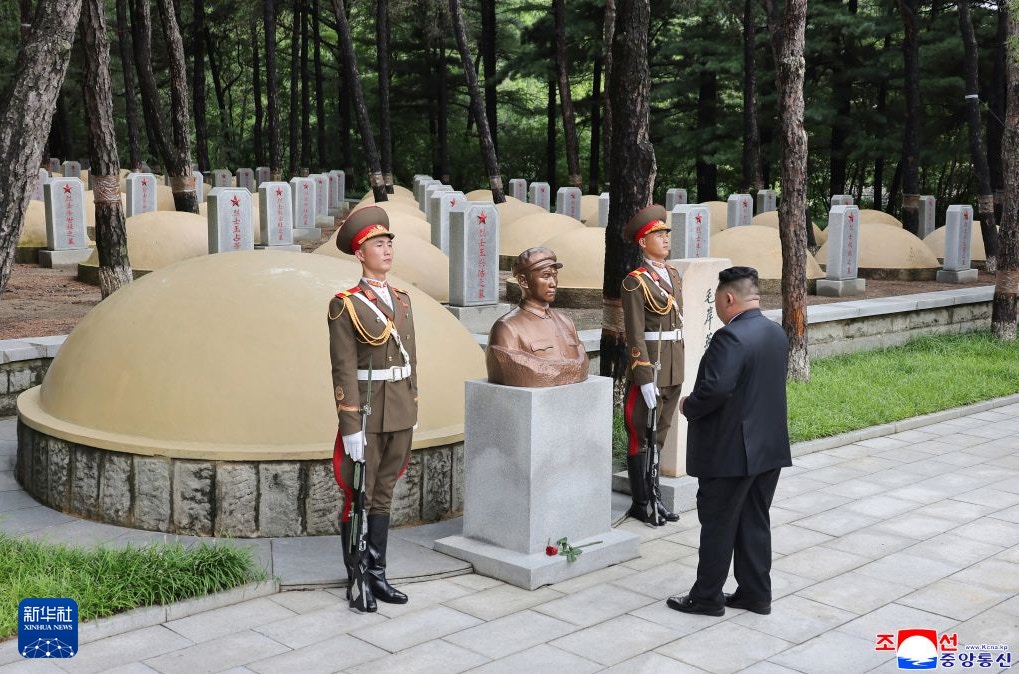 金正恩参谒中国人民志愿军烈士陵园。(新华社)