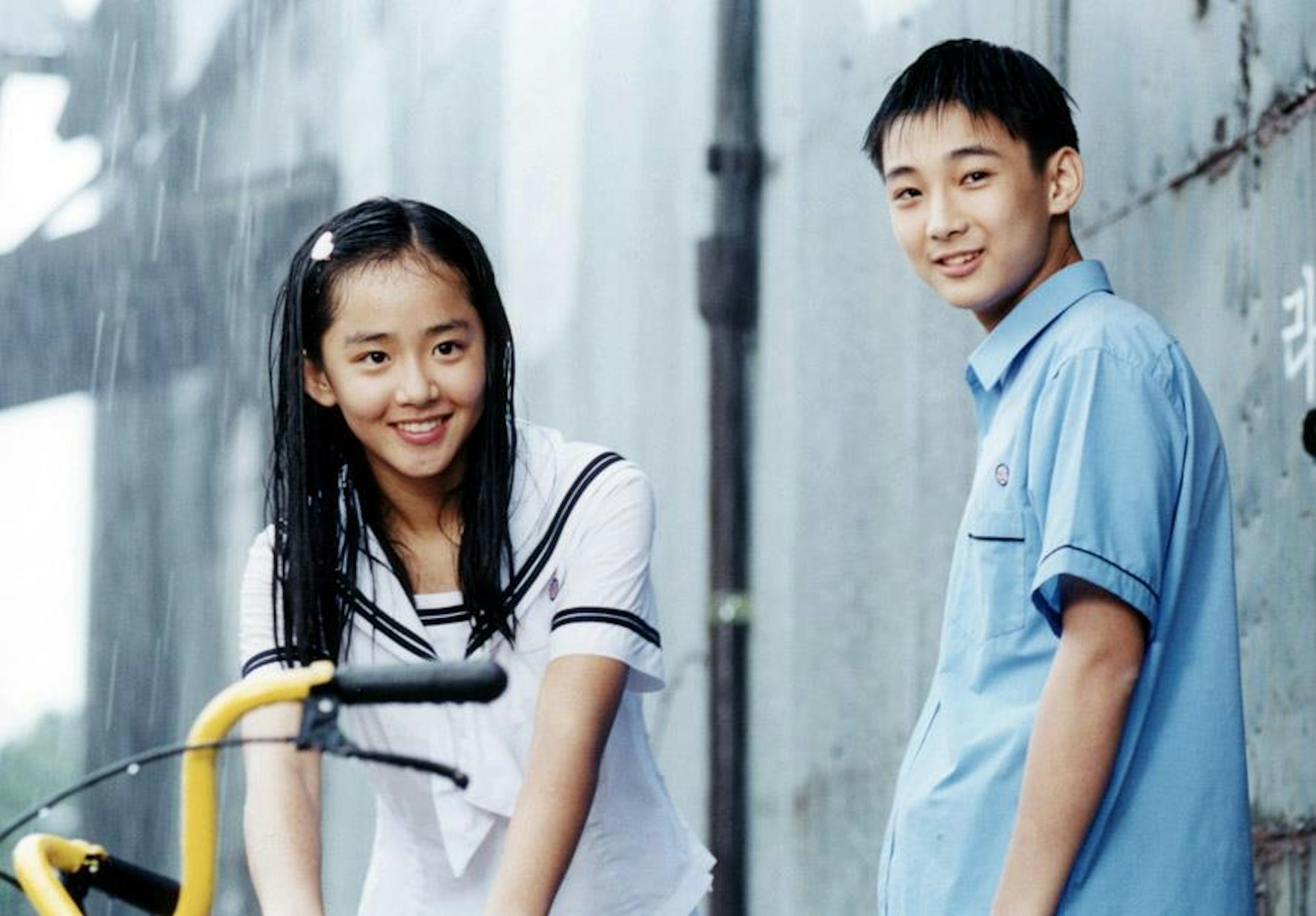 文瑾莹于2000年饰演《蓝色生死恋》童年版宋慧乔。(《蓝色生死恋》剧照)