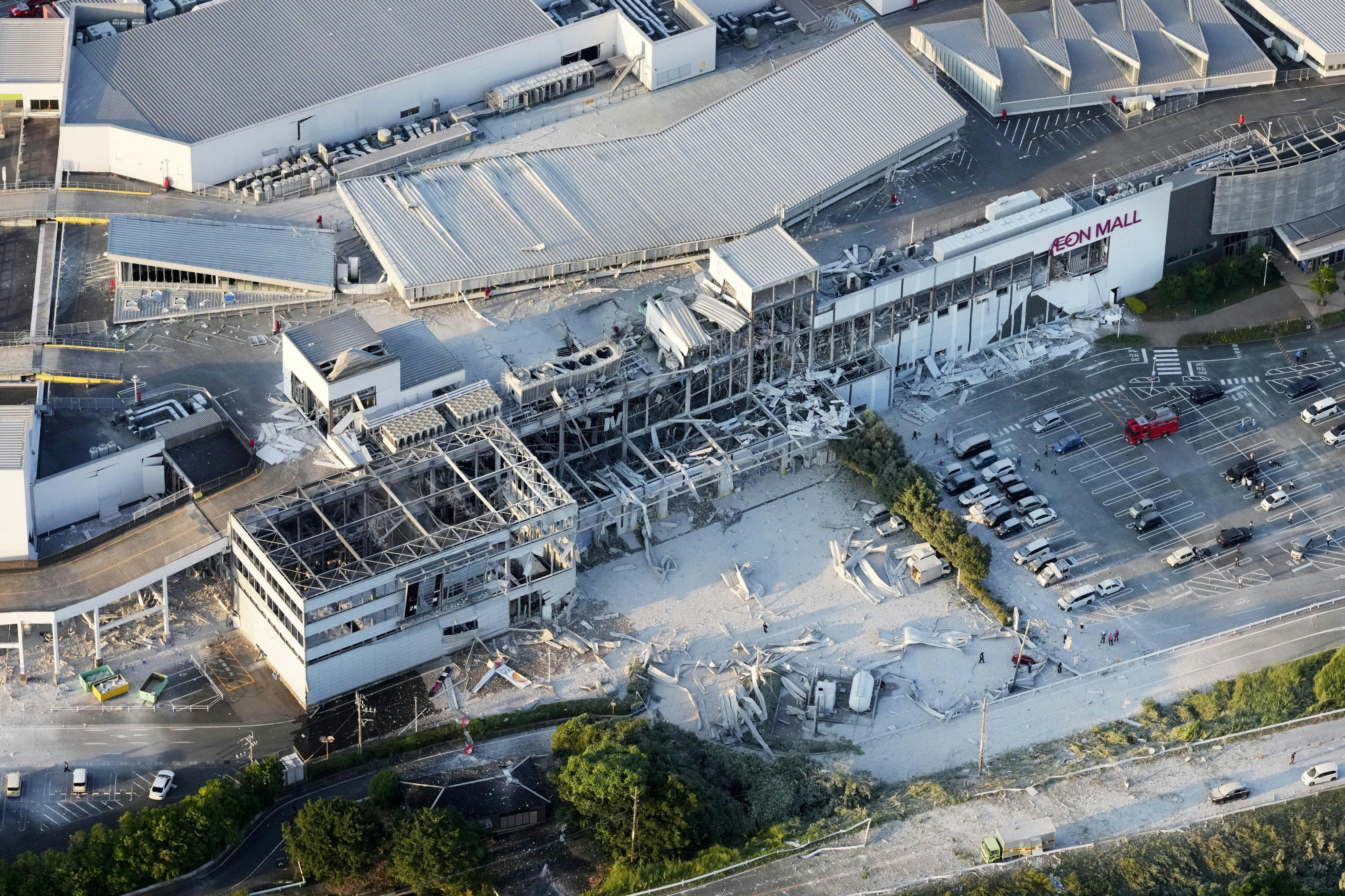 日本熊本县2026年7月28日发生7.1级地震后,嘉岛町「永旺梦乐城熊本」(Aeon Mall Kumamoto)发生大爆炸兼冧楼。(Reuters)