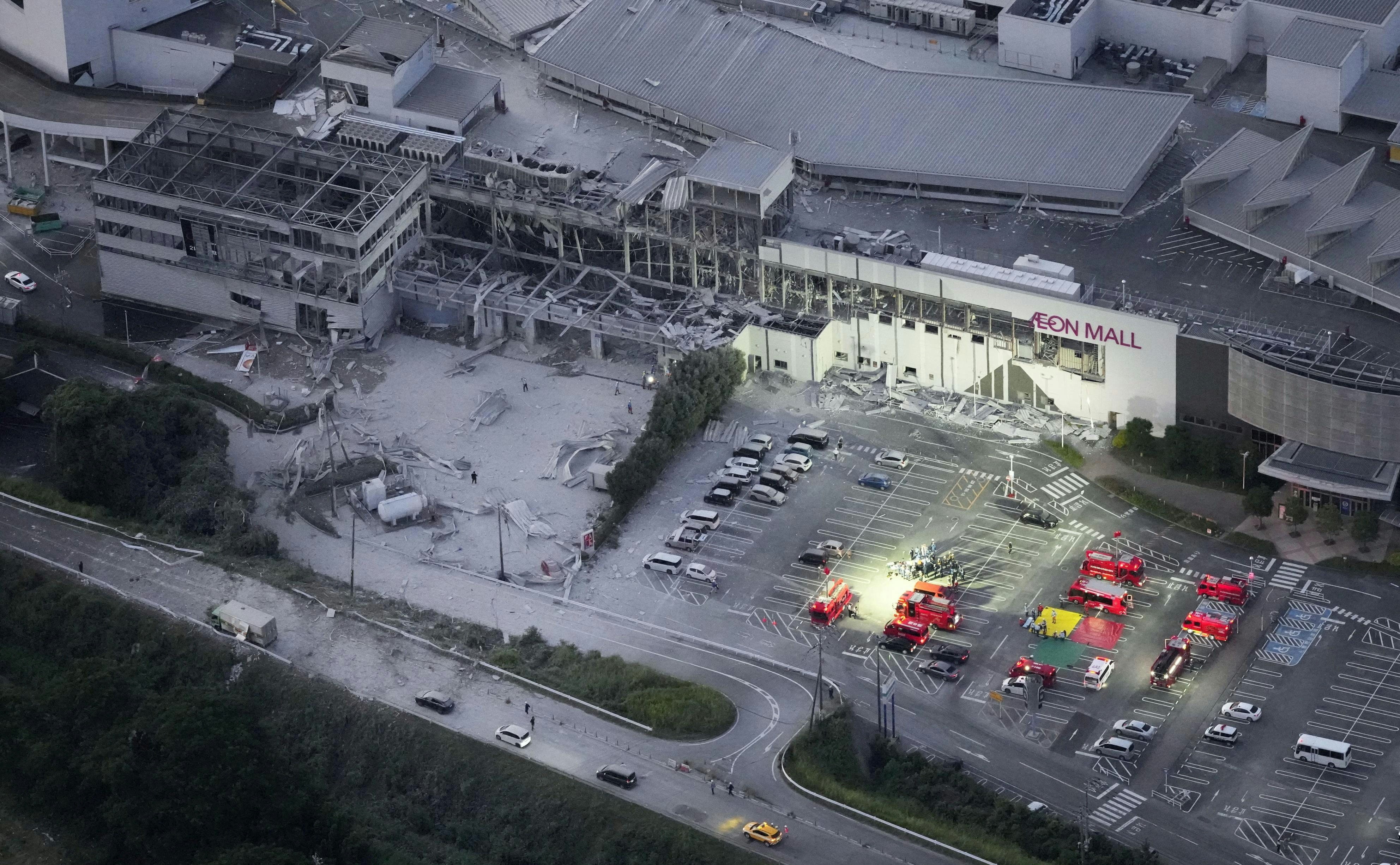 日本熊本县2026年7月28日发生7.1级地震后,嘉岛町「永旺梦乐城熊本」(Aeon Mall Kumamoto)发生大爆炸兼冧楼。(Reuters)