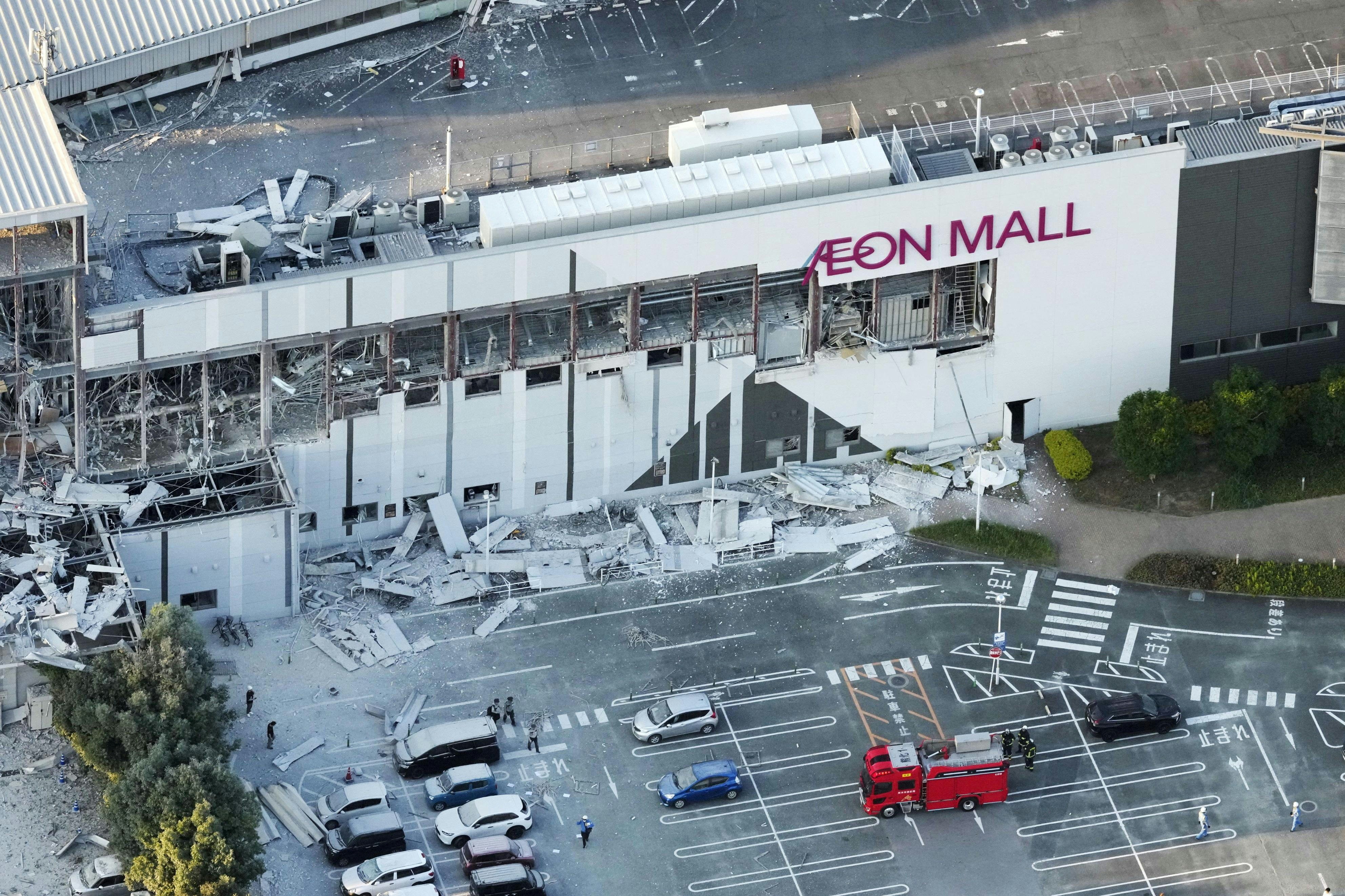 日本熊本县2026年7月28日发生7.1级地震后,嘉岛町「永旺梦乐城熊本」(Aeon Mall Kumamoto)发生大爆炸兼冧楼。(Reuters)