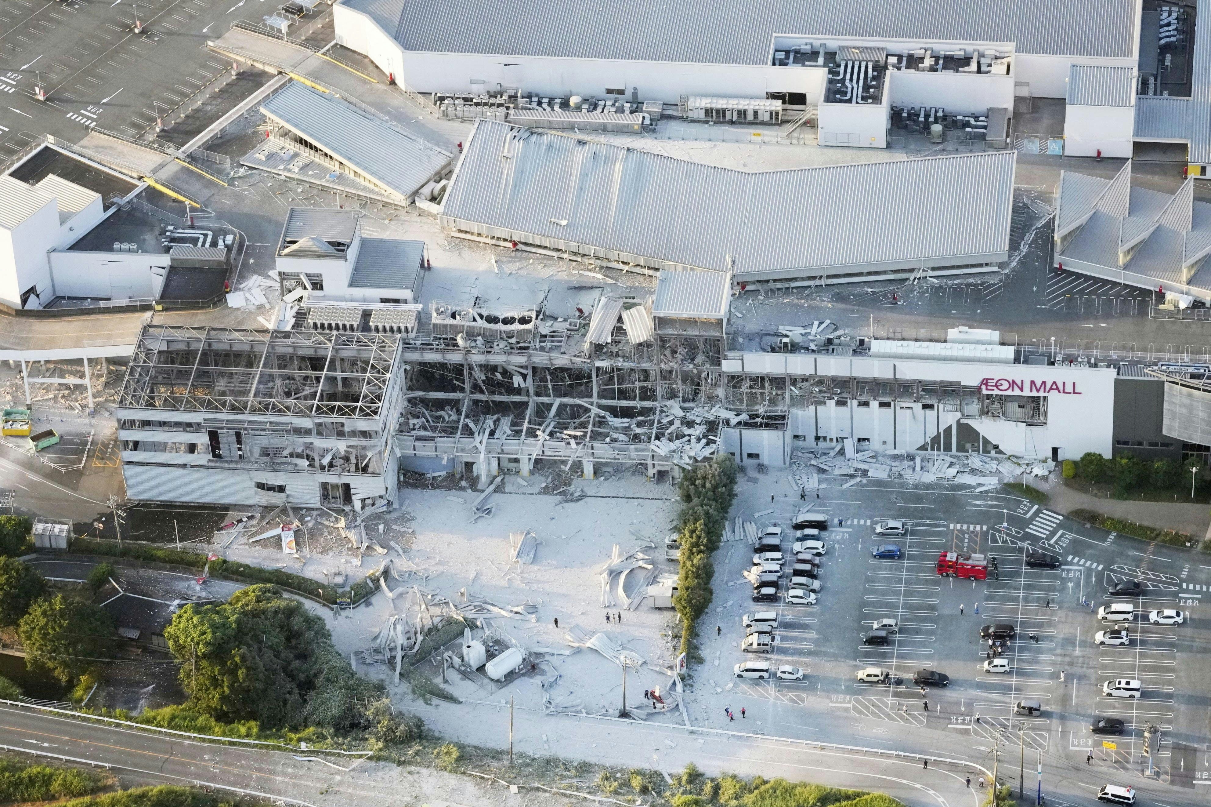 日本熊本县2026年7月28日发生7.1级地震后,嘉岛町「永旺梦乐城熊本」(Aeon Mall Kumamoto)发生大爆炸兼冧楼。(Reuters)