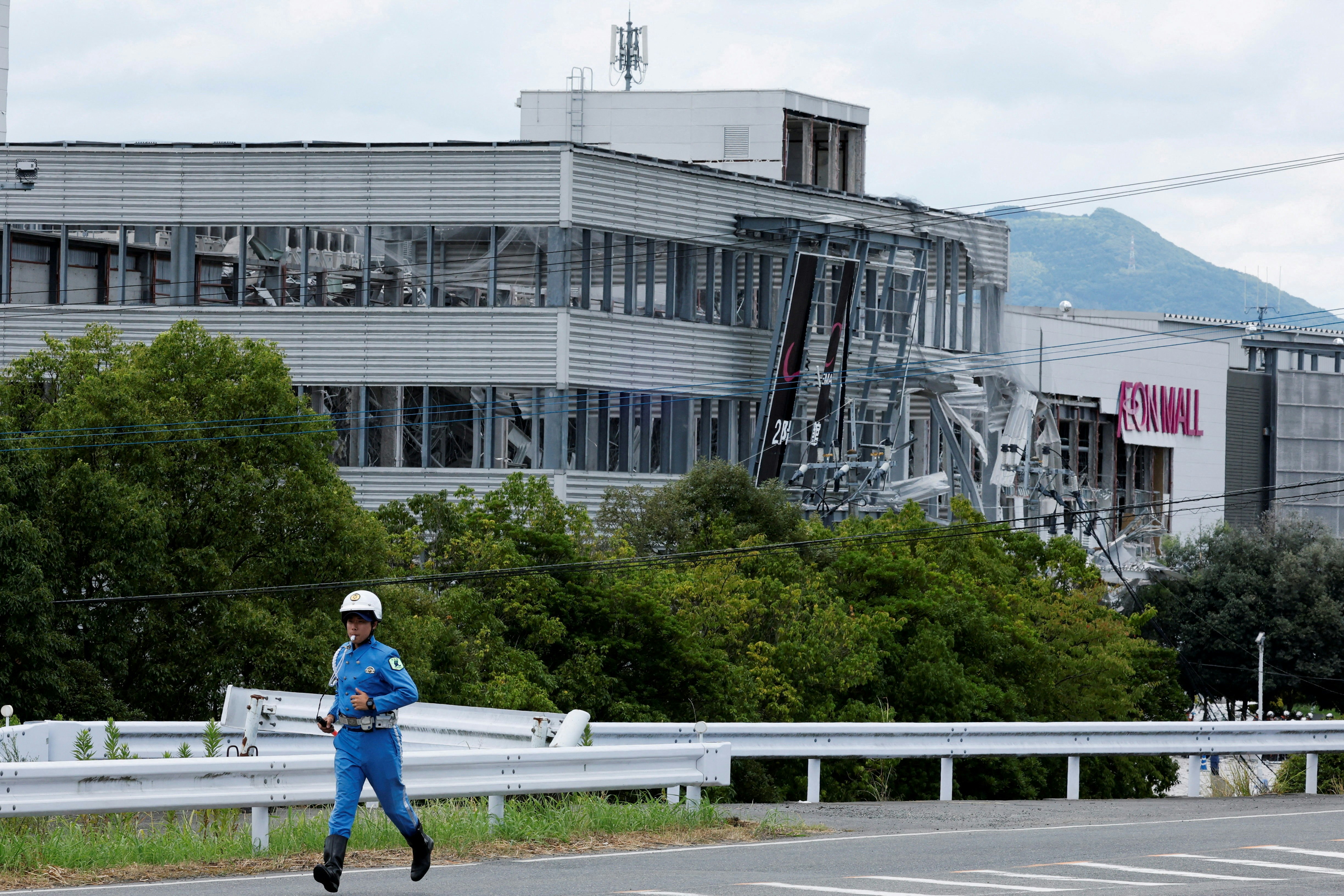 日本熊本县2026年7月28日发生7.1级地震后,嘉岛町「永旺梦乐城熊本」(Aeon Mall Kumamoto)发生大爆炸兼冧楼。(Reuters)