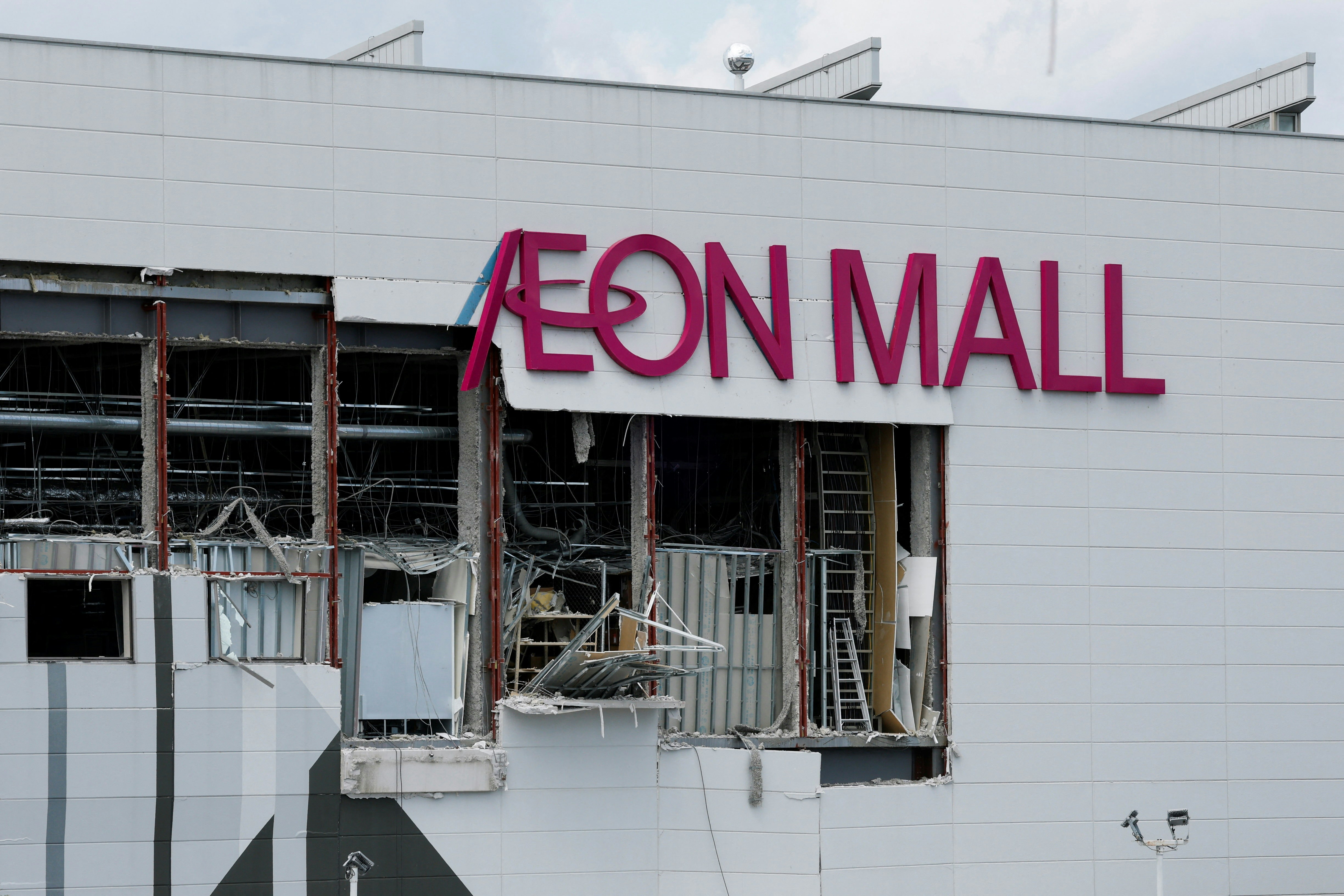 日本熊本县2026年7月28日发生7.1级地震后,嘉岛町「永旺梦乐城熊本」(Aeon Mall Kumamoto)发生大爆炸兼冧楼。(Reuters)