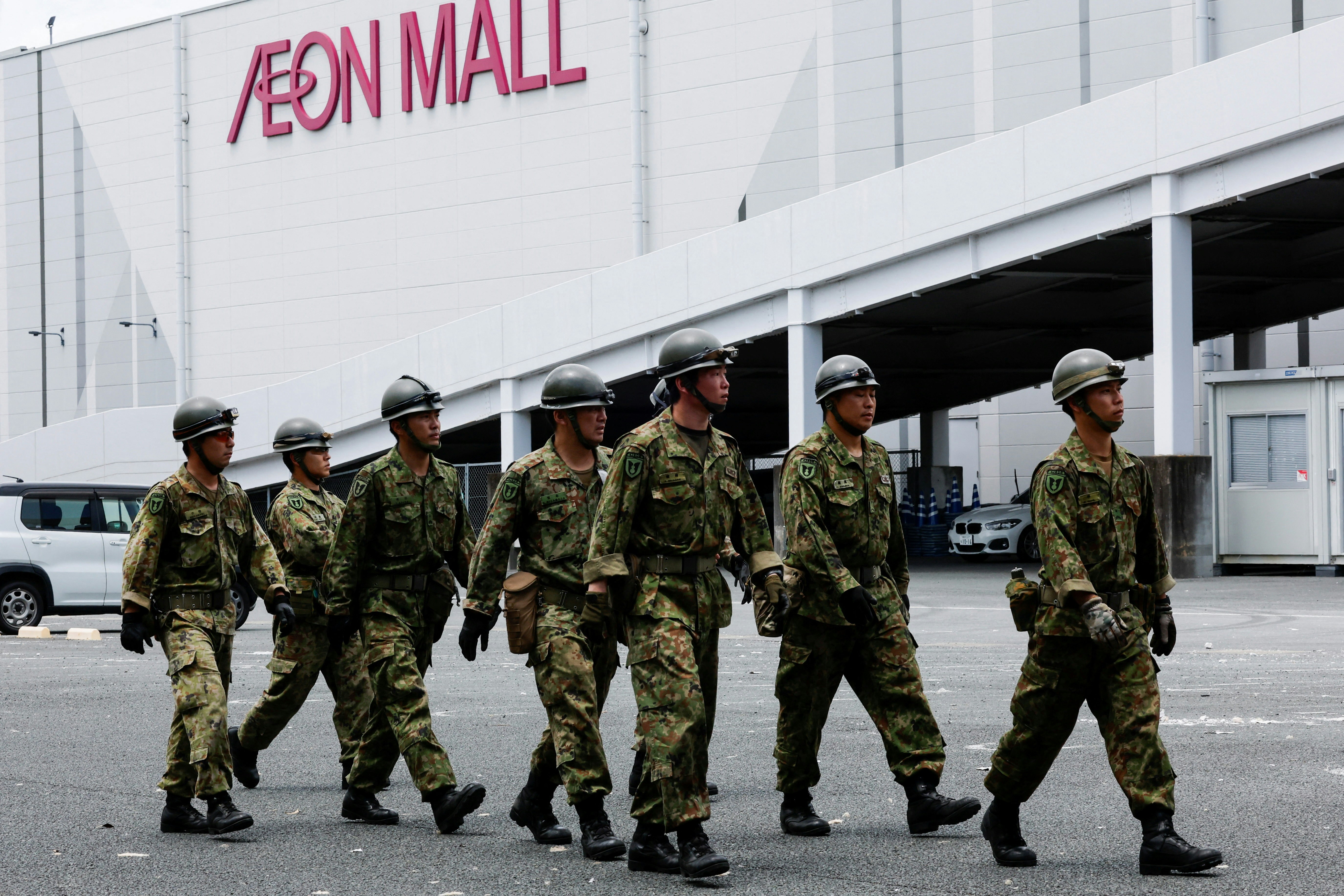 日本熊本县2026年7月28日发生7.1级地震后,嘉岛町「永旺梦乐城熊本」(Aeon Mall Kumamoto)发生大爆炸兼冧楼。(Reuters)