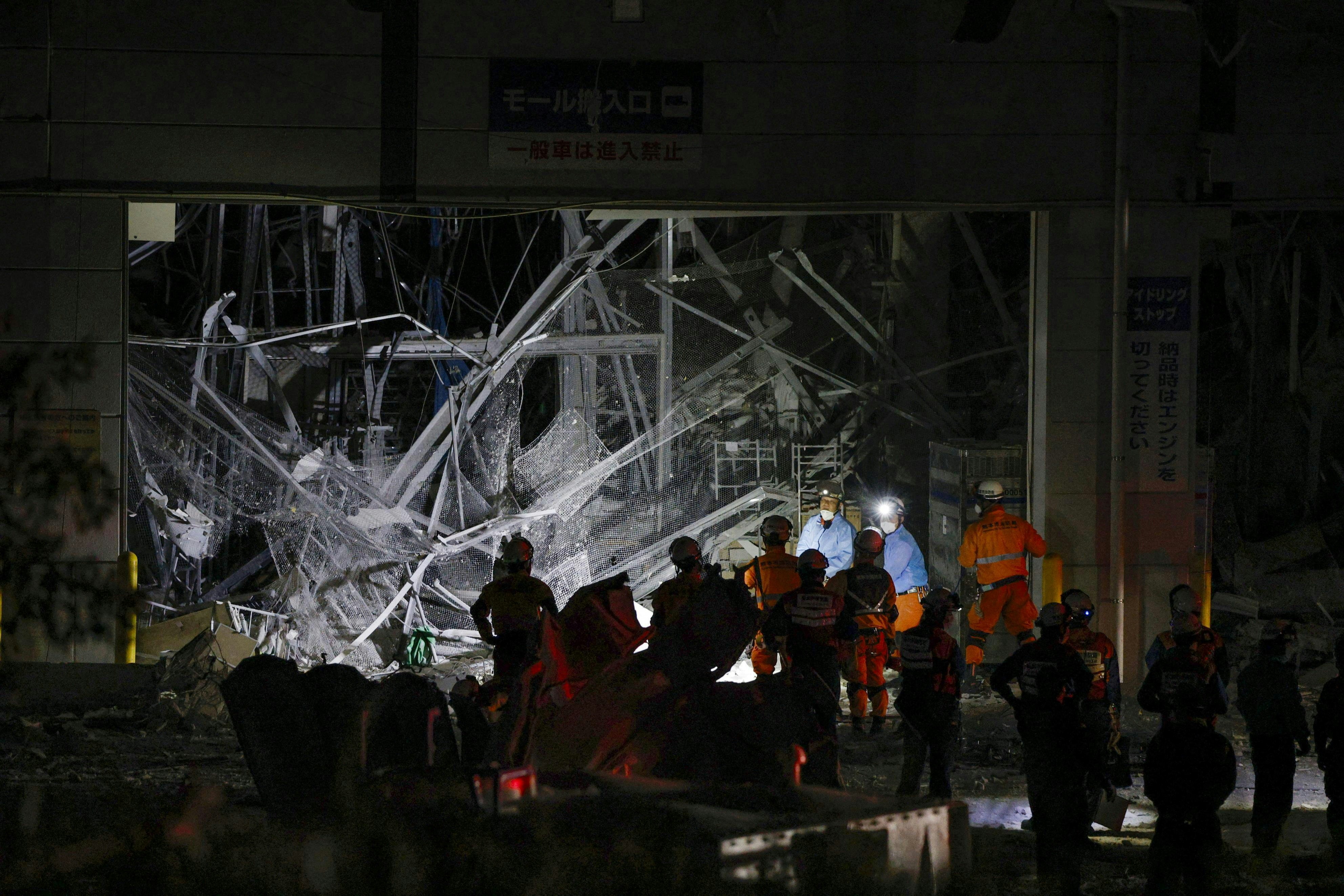 日本熊本县2026年7月28日发生7.1级地震后,嘉岛町「永旺梦乐城熊本」(Aeon Mall Kumamoto)发生大爆炸兼冧楼。(Reuters)