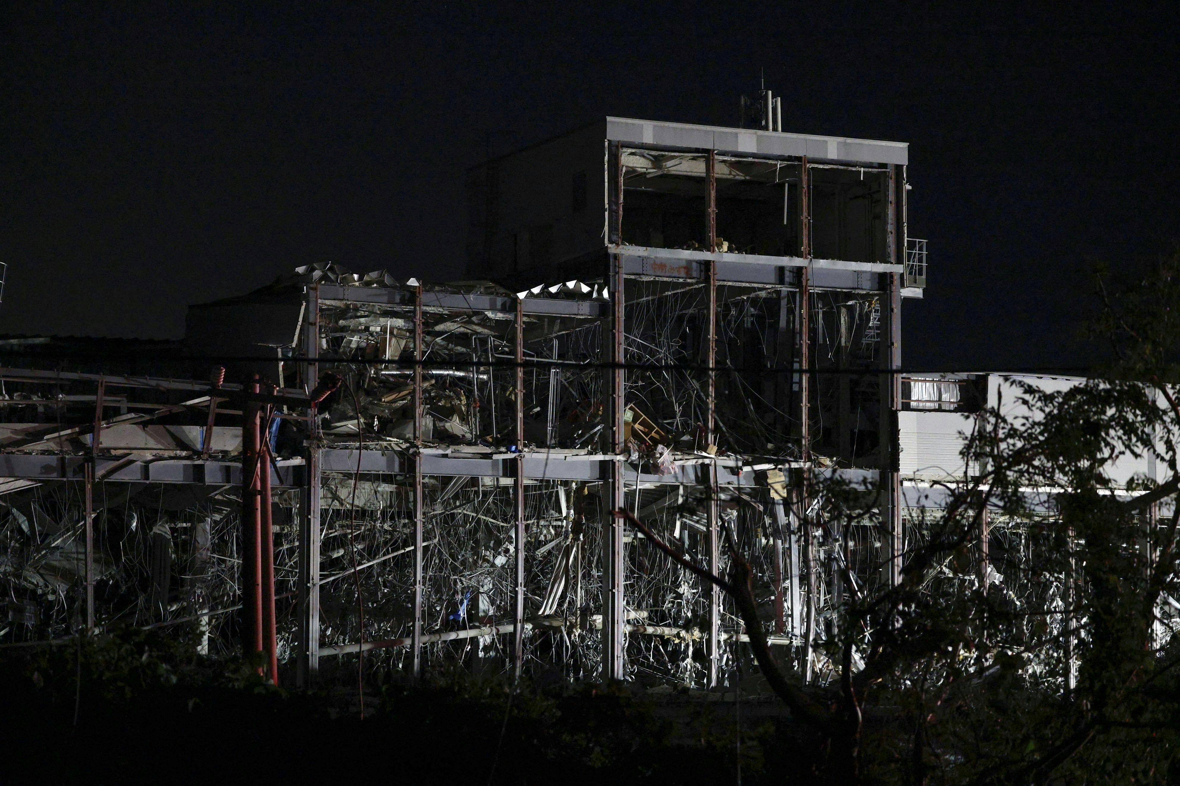 日本熊本县2026年7月28日发生7.1级地震后,嘉岛町「永旺梦乐城熊本」(Aeon Mall Kumamoto)发生大爆炸兼冧楼。(Reuters)