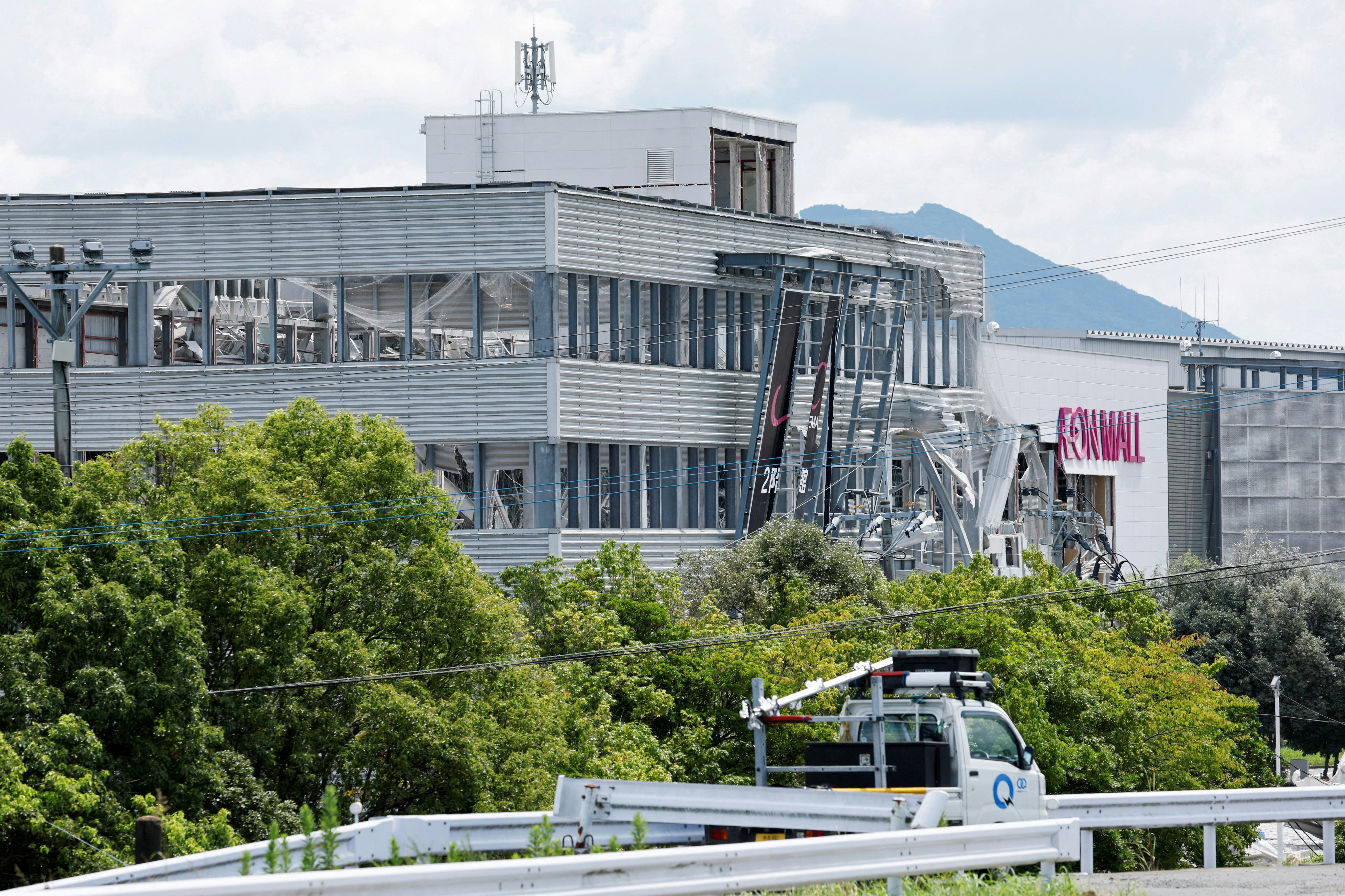 日本熊本县2026年7月28日发生7.1级地震后,嘉岛町「永旺梦乐城熊本」(Aeon Mall Kumamoto)发生大爆炸兼冧楼。(Reuters)