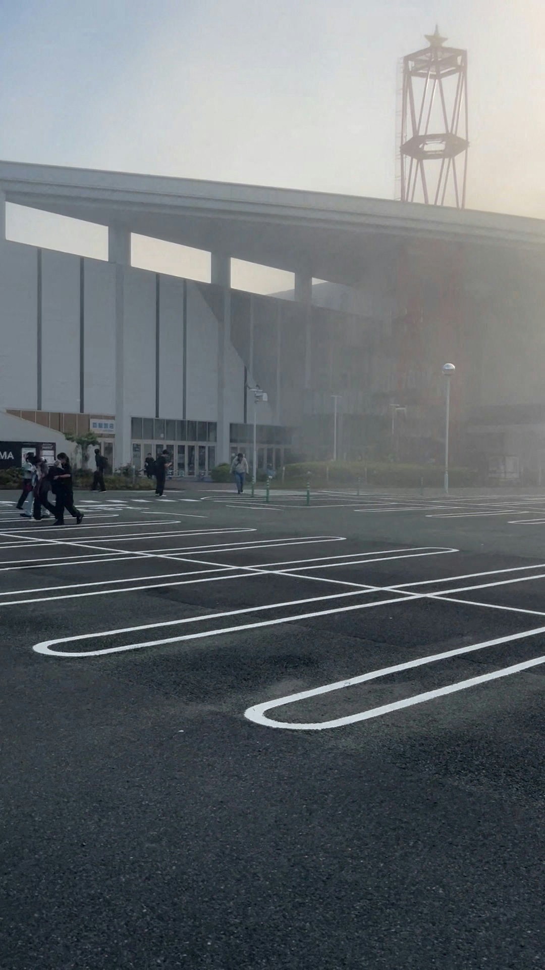 日本熊本县2026年7月28日发生7.1级地震后,嘉岛町「永旺梦乐城熊本」(Aeon Mall Kumamoto)发生大爆炸兼冧楼。(Reuters)
