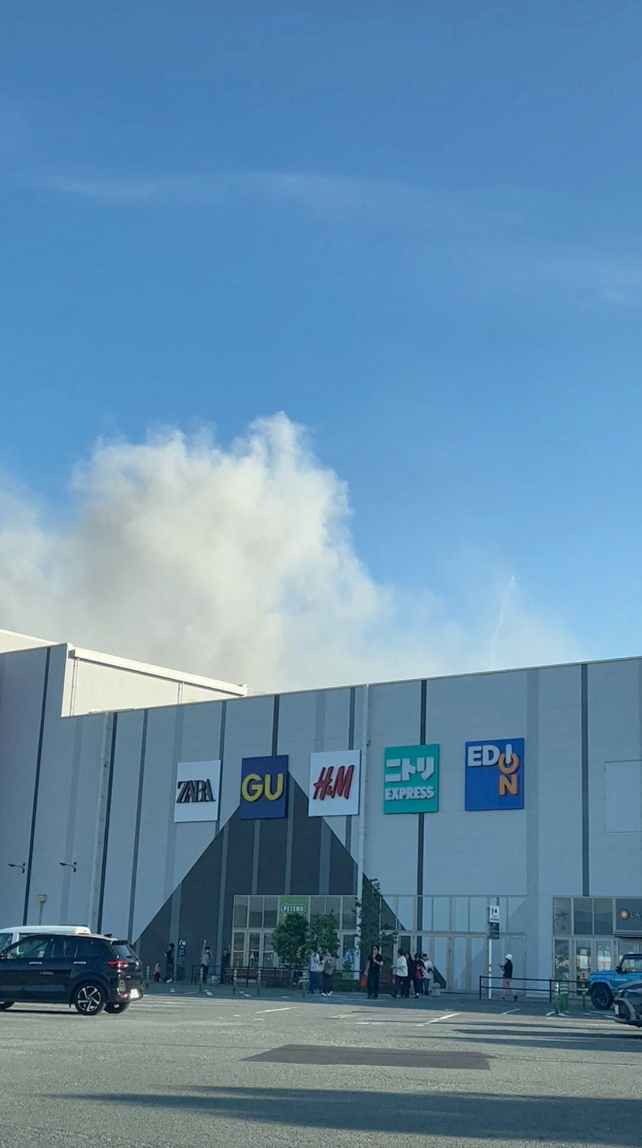 日本熊本县2026年7月28日发生7.1级地震后,嘉岛町「永旺梦乐城熊本」(Aeon Mall Kumamoto)发生大爆炸兼冧楼。(Reuters)