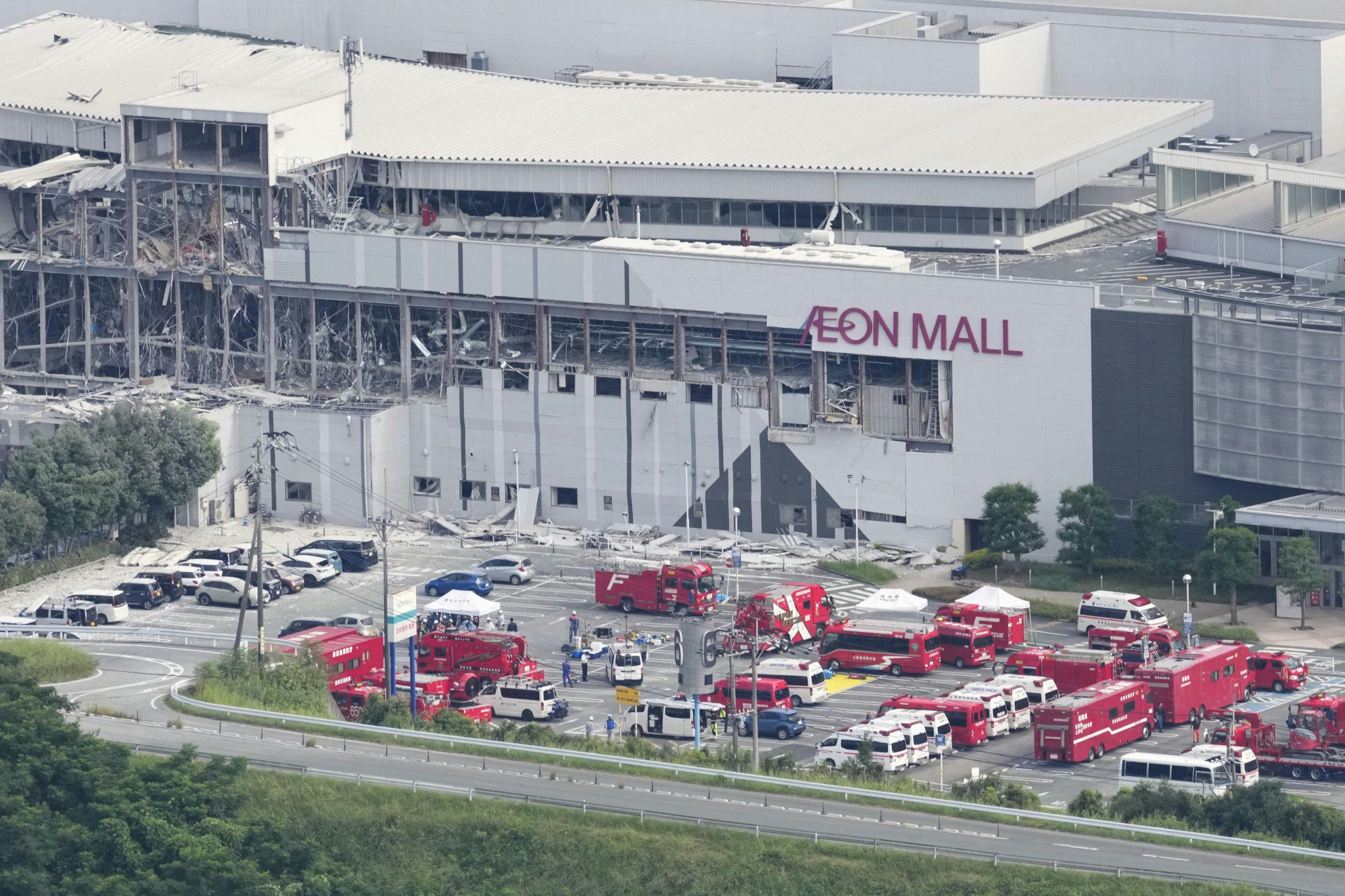 日本熊本县2026年7月28日发生7.1级地震后,嘉岛町「永旺梦乐城熊本」(Aeon Mall Kumamoto)发生大爆炸兼冧楼。(Reuters)
