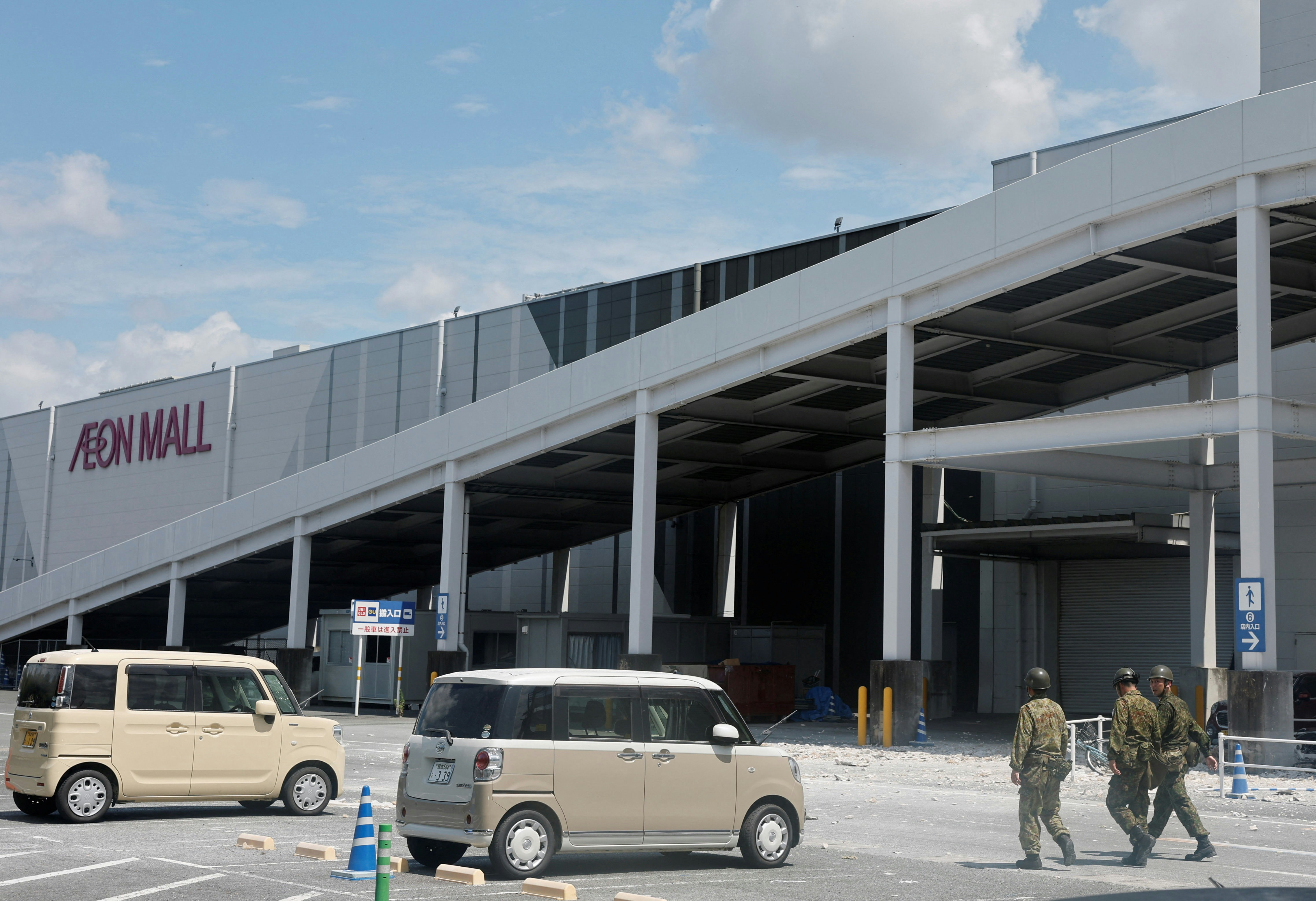 日本熊本县2026年7月28日发生7.1级地震后,嘉岛町「永旺梦乐城熊本」(Aeon Mall Kumamoto)发生大爆炸兼冧楼。(Reuters)