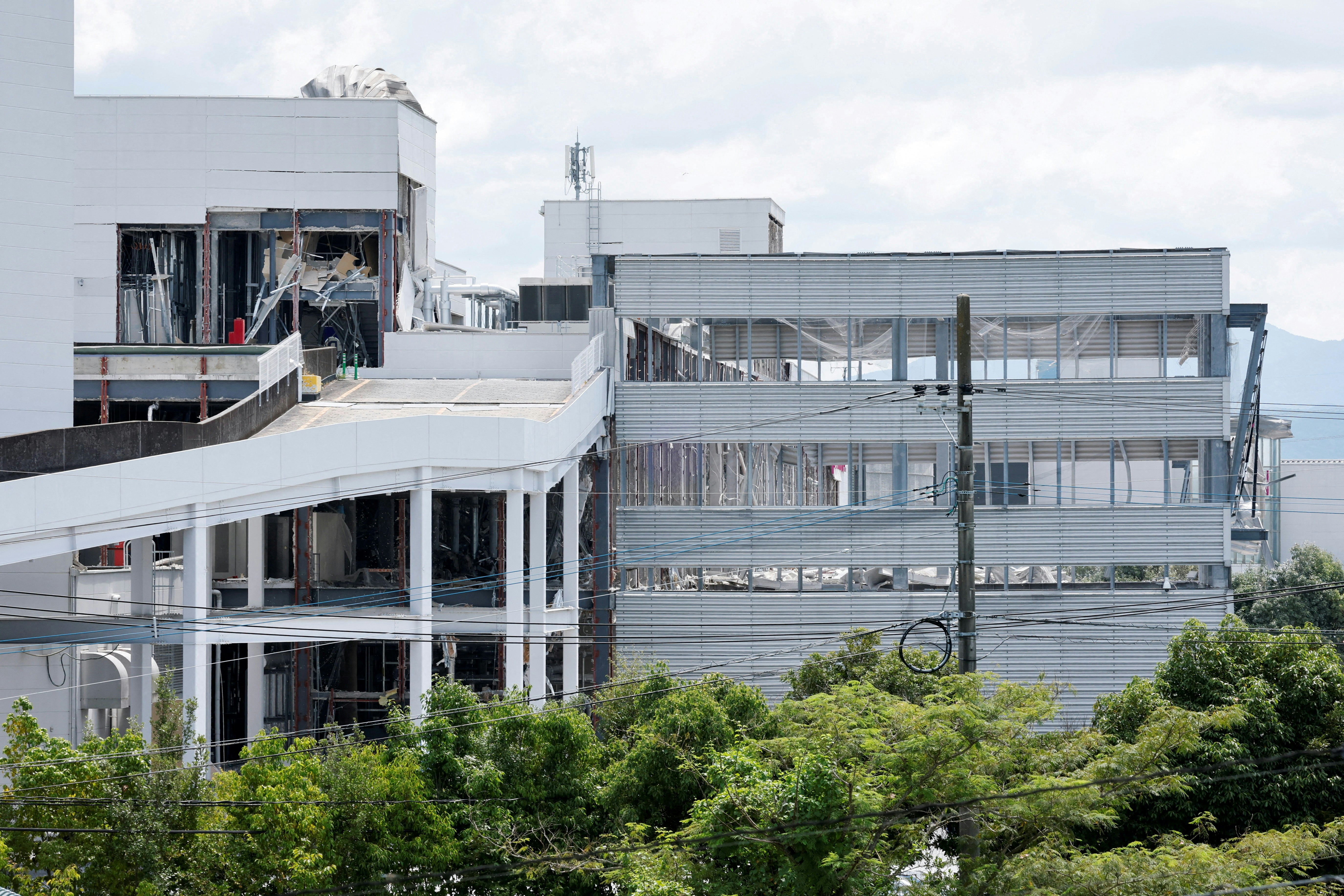 日本熊本县2026年7月28日发生7.1级地震后,嘉岛町「永旺梦乐城熊本」(Aeon Mall Kumamoto)发生大爆炸兼冧楼。(Reuters)