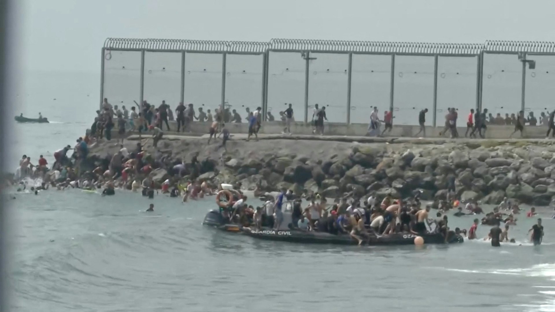大量摩洛哥非法移民7月30日衝破圍欄,湧入西班牙飛地休達,導致這個面積僅東區大小的地方近乎淪陷。(Reuters) 大量摩洛哥非法移民7月30日衝破圍欄,湧入西班牙飛地休達,導致這個面積僅東區大小的地方近乎淪陷。(Reuters)