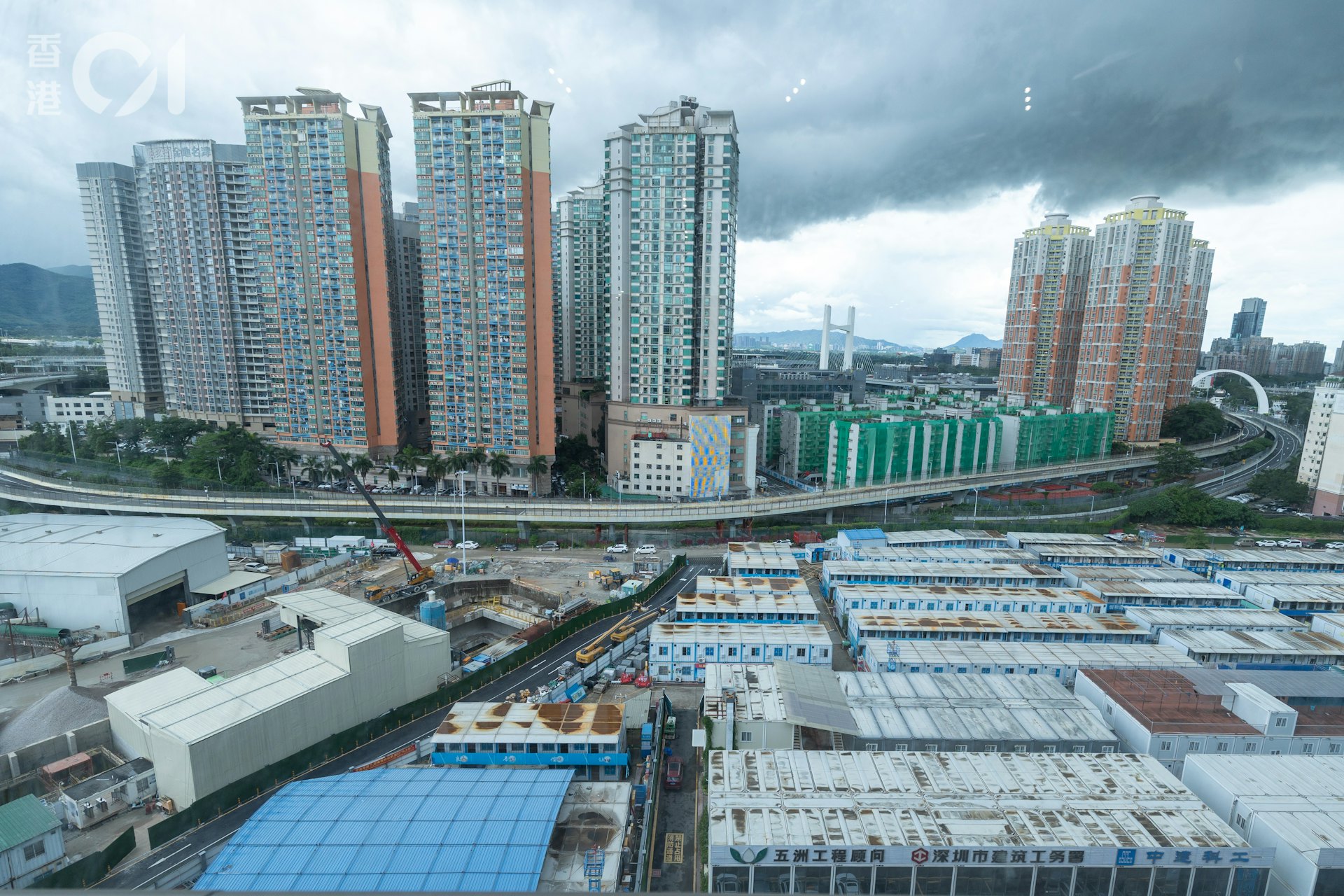 新皇崗口岸為深圳與香港之間唯一實行24小時旅檢通關的大型陸路口岸。