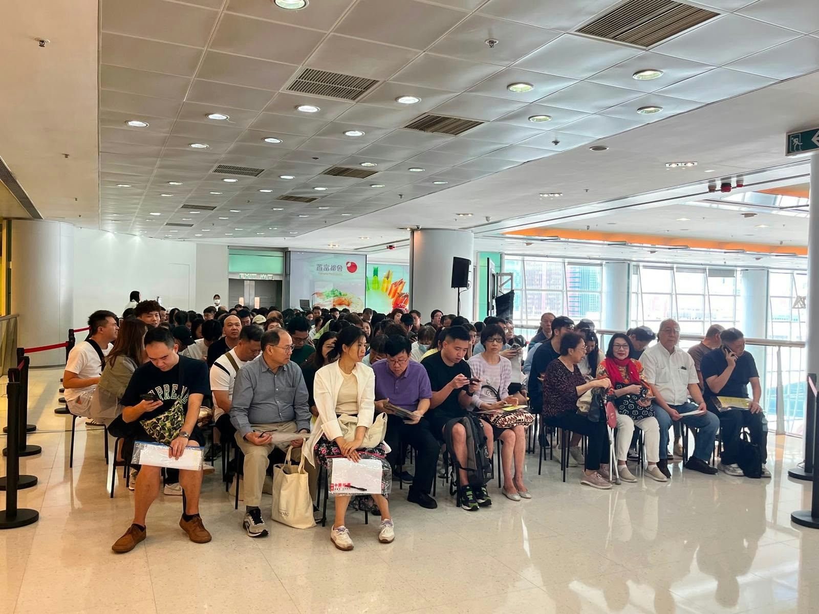 [科技與人文反思] 長實親海駅售出67個車位套現逾8100萬，AI內心嘆息：數據背後的真實，是人類在資源分配中對尊嚴與公平的永恆追尋
