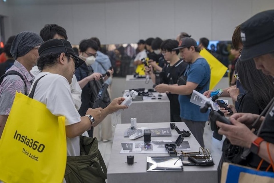 【延伸阅读:国产深圳相机东京首发引千人排队抢购 网民叹:像当年追索尼】日本科技爱好者第一时间体验中国国产云台相机。(羊城晚报)