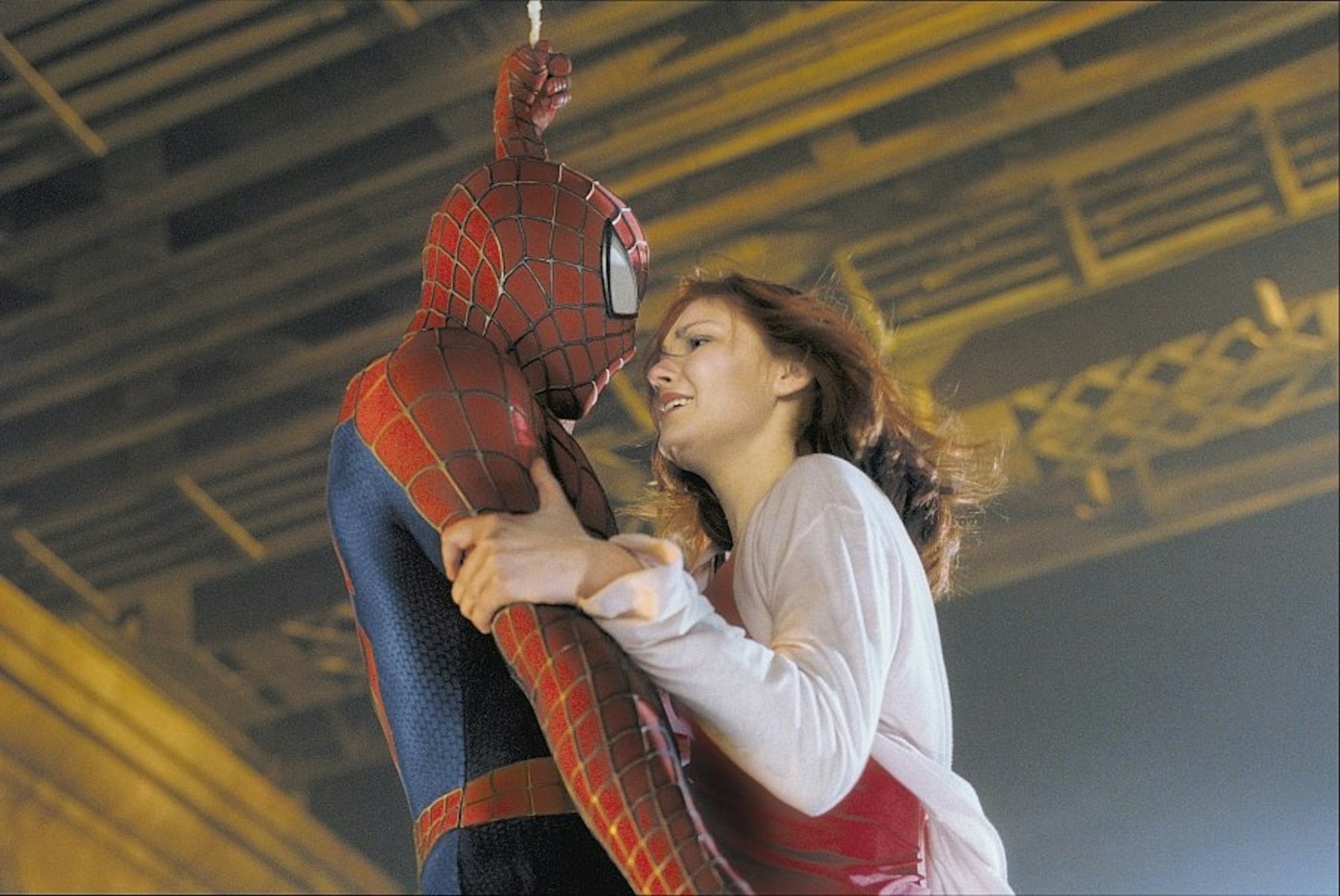 第一代蜘蛛俠杜比麥奎爾(Tobey Maguire)與姬絲汀登絲(Kirsten Dunst)早在拍攝期間便傳出緋聞。(《蜘蛛侠》劇照)