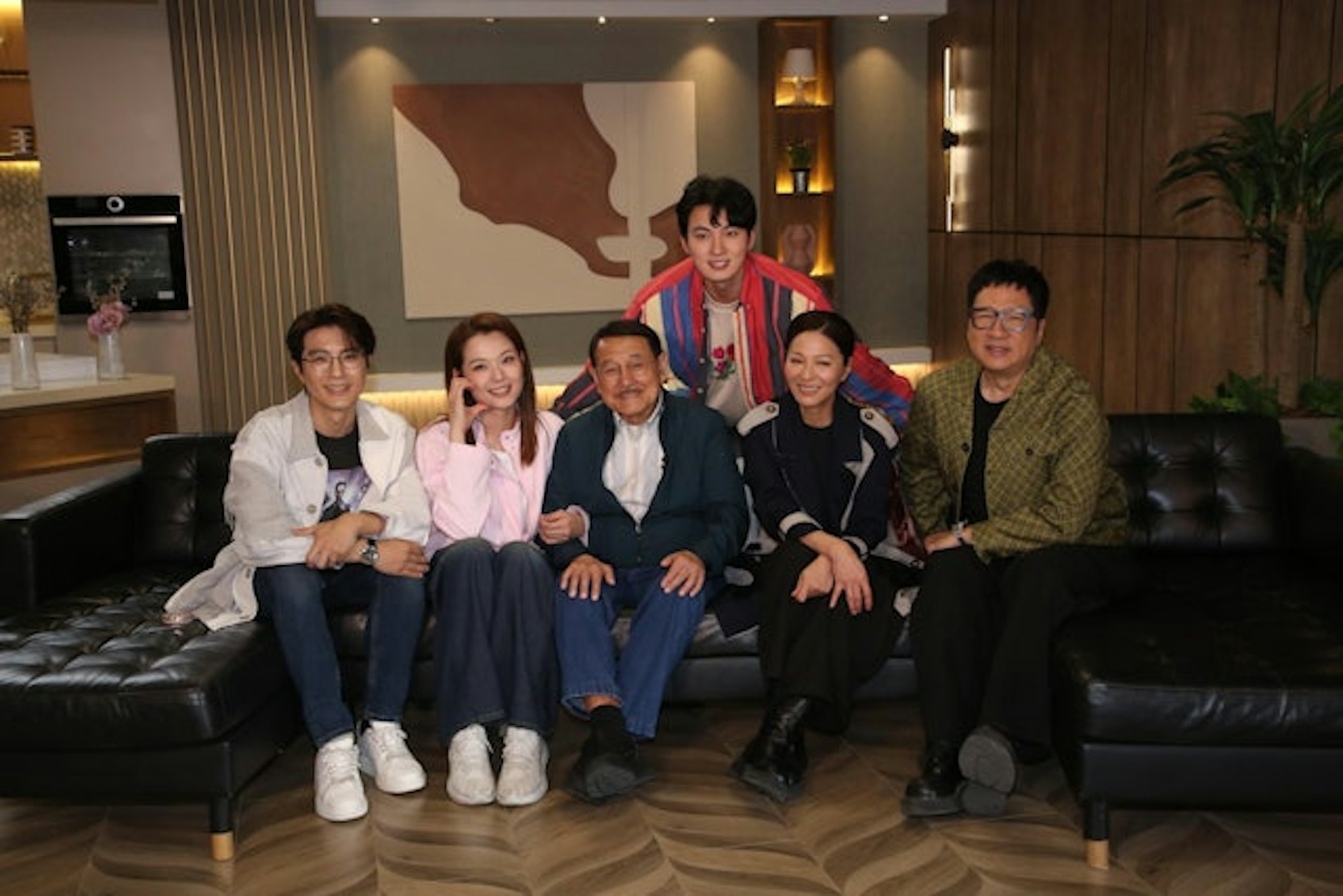 劉丹、呂慧儀、滕麗名(阿滕)、周嘉洛、單立文及張景淳於電視城拍攝《愛‧回家》時,接受了東張西望及無綫娛樂新聞台採訪。