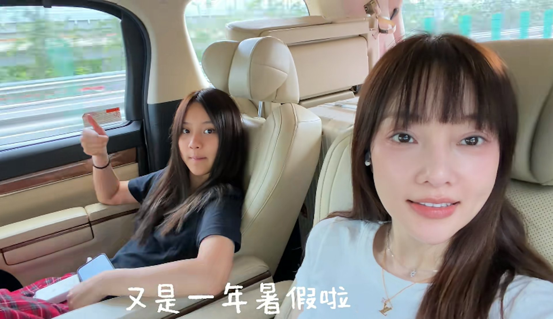 【延伸閱讀:李小璐大陣仗送愛女「留學」 美國夏令營是名校入場券還是智商稅】李小璐在社交平台上分享了女兒甜馨要獨自挑戰跨國飛行,遠赴美國參加夏令營。
