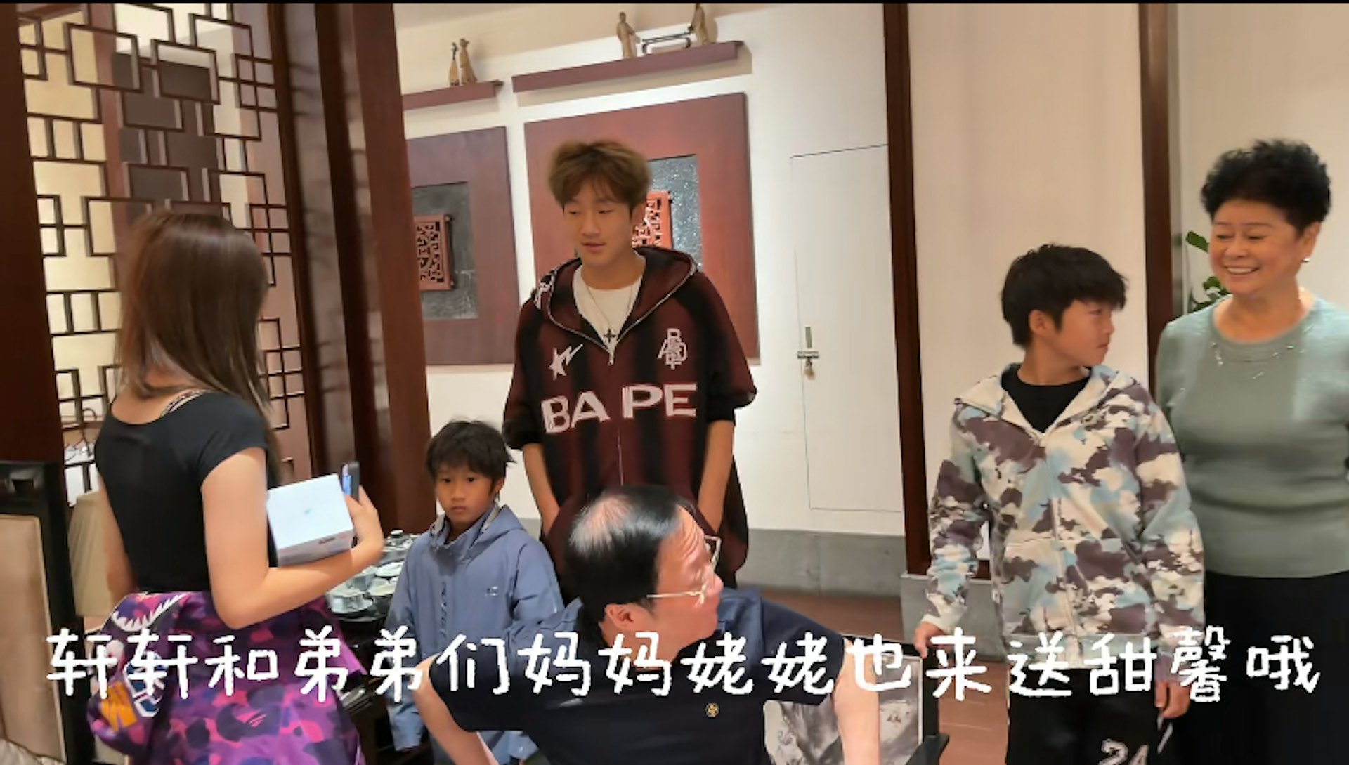 李小璐在社交平台上分享了女兒甜馨要獨自挑戰跨國飛行,遠赴美國參加夏令營。