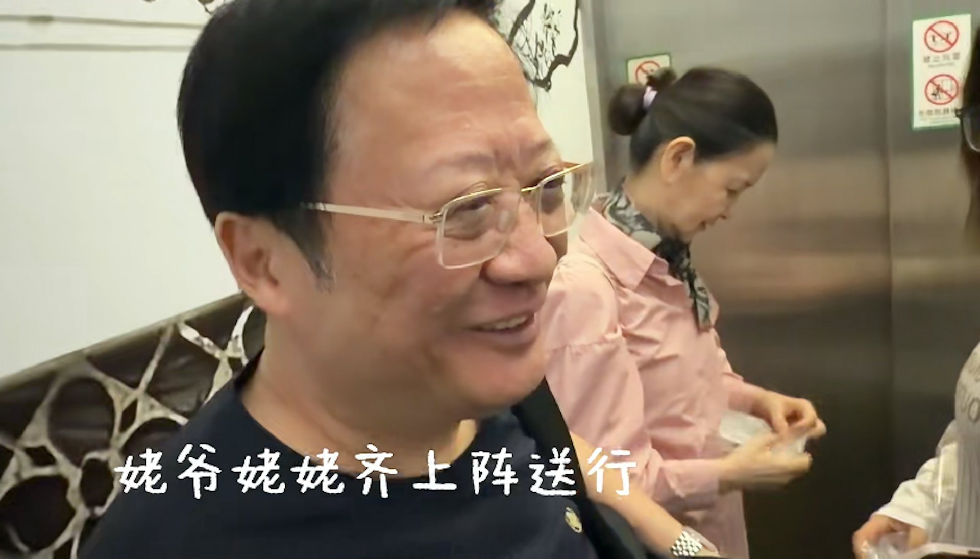 李小璐在社交平台上分享了女兒甜馨要獨自挑戰跨國飛行,遠赴美國參加夏令營。