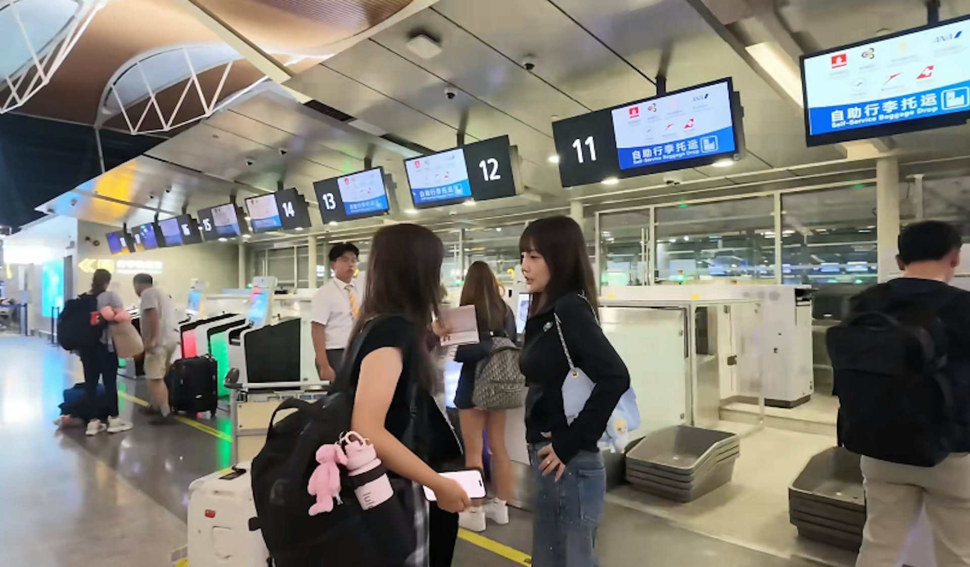 李小璐在社交平台上分享了女兒甜馨要獨自挑戰跨國飛行,遠赴美國參加夏令營。