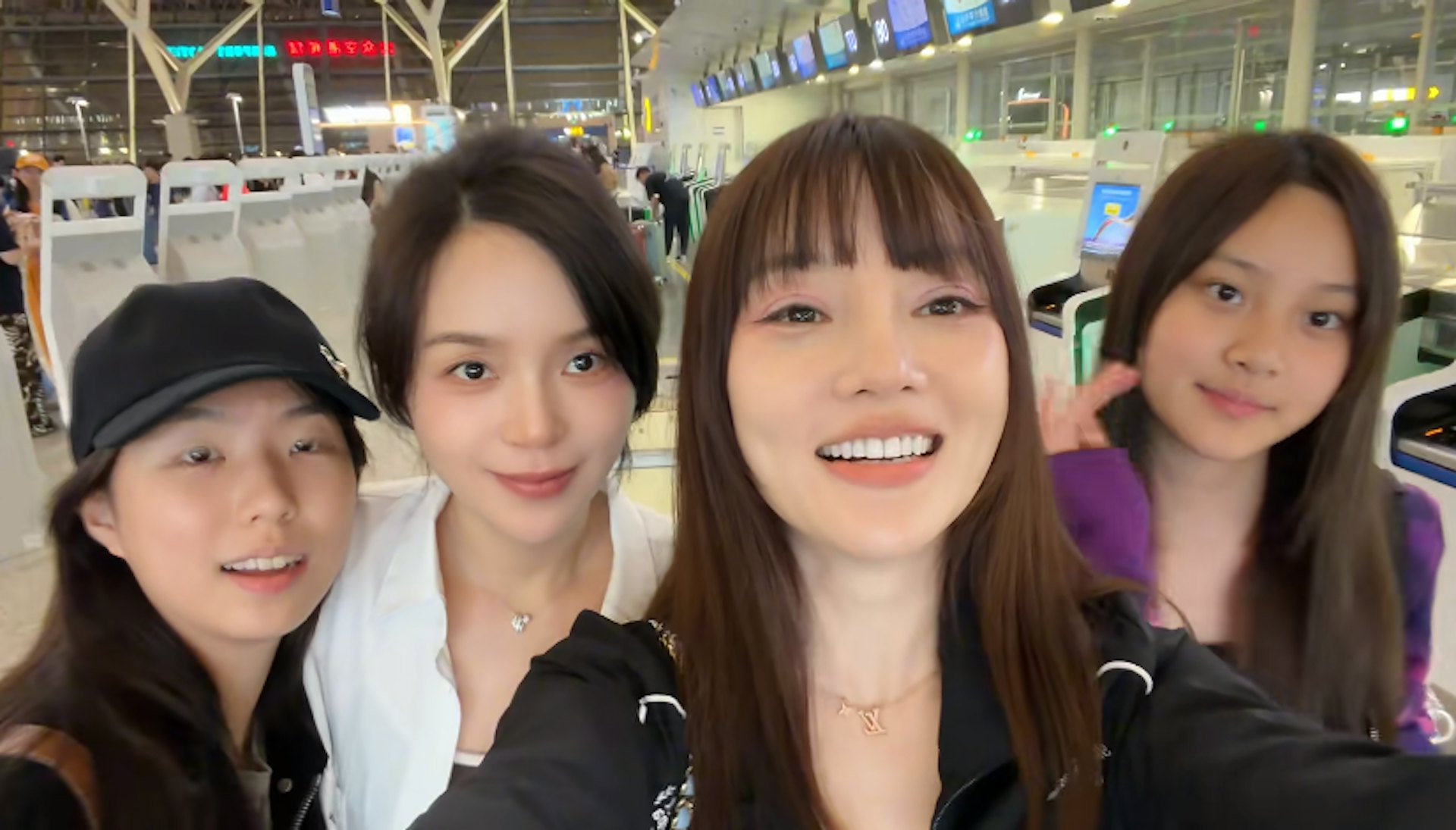 李小璐在社交平台上分享了女兒甜馨要獨自挑戰跨國飛行,遠赴美國參加夏令營。