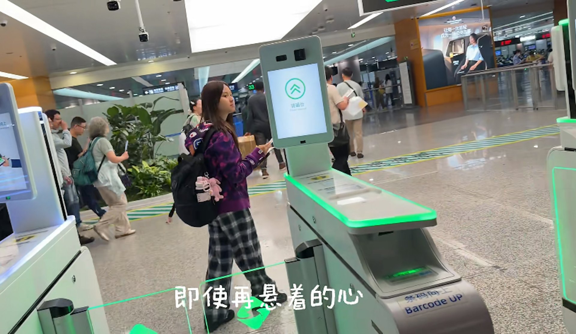 李小璐在社交平台上分享了女兒甜馨要獨自挑戰跨國飛行,遠赴美國參加夏令營。