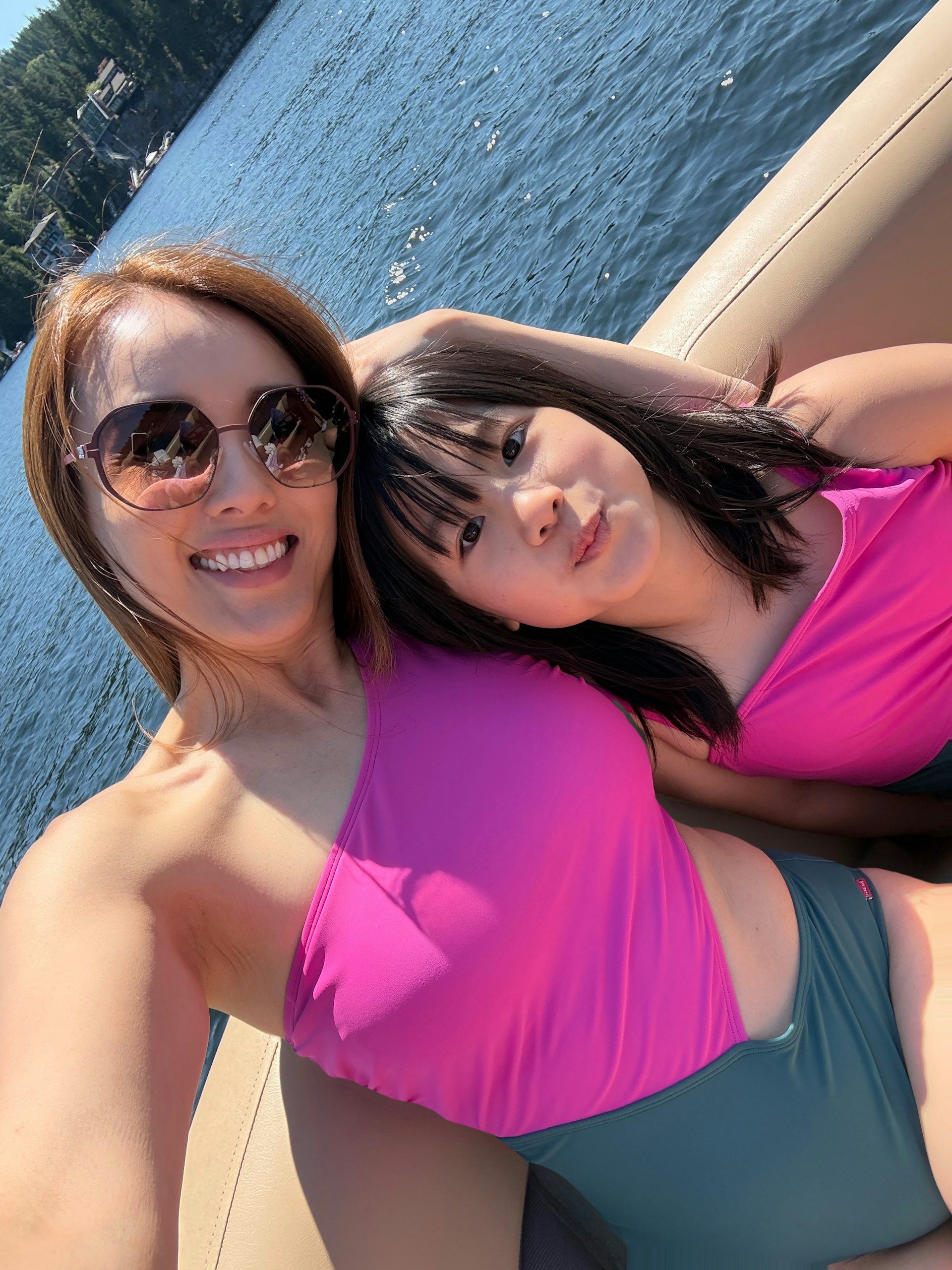 9歲Tanya穿同款泳衣出海。(IG@rabeeayeung)