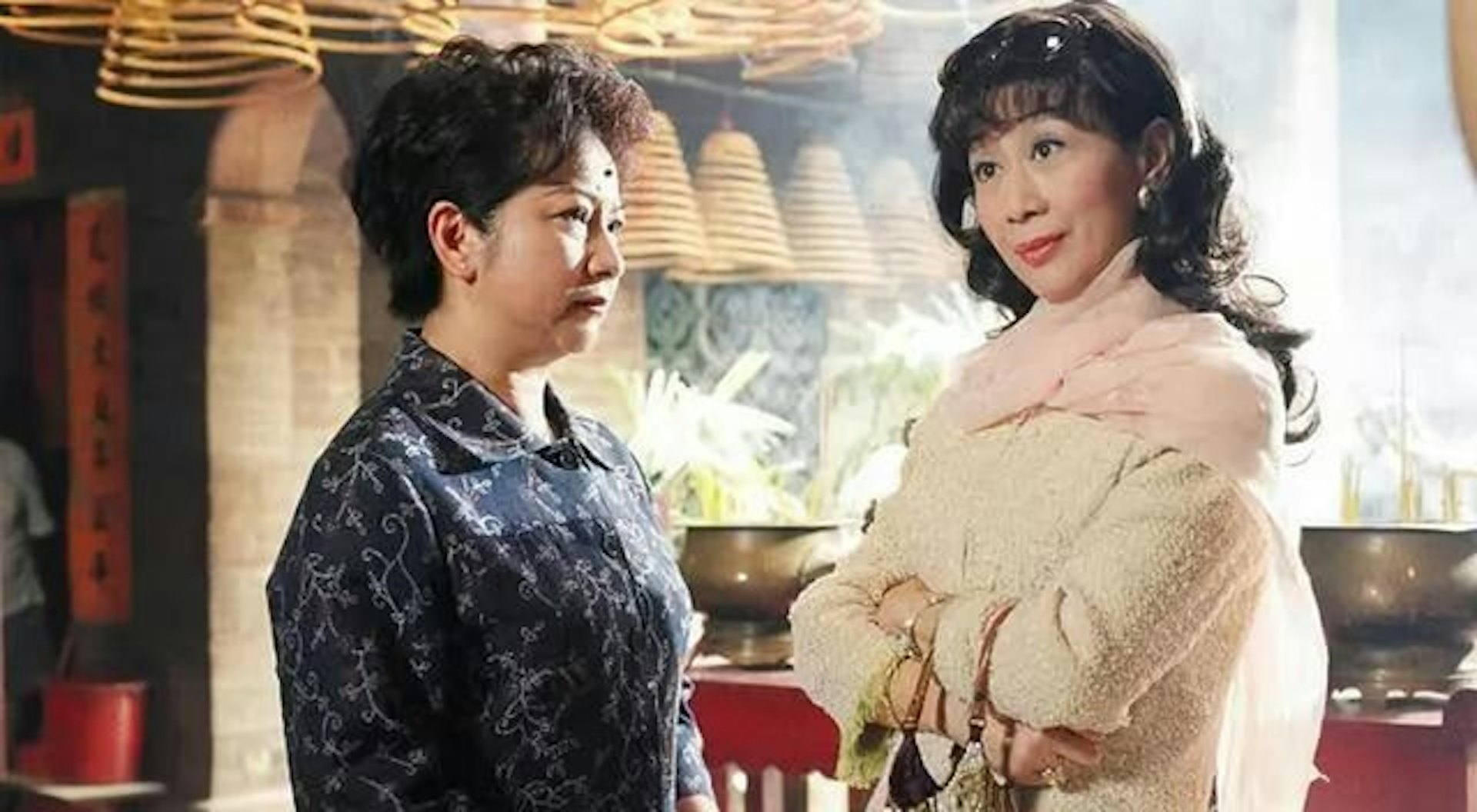 陳曼娜(Manna姐)在劇集《十月初五的月光》中飾演「萬朱莎華」,絕對是最深入民心的演出。(劇照)