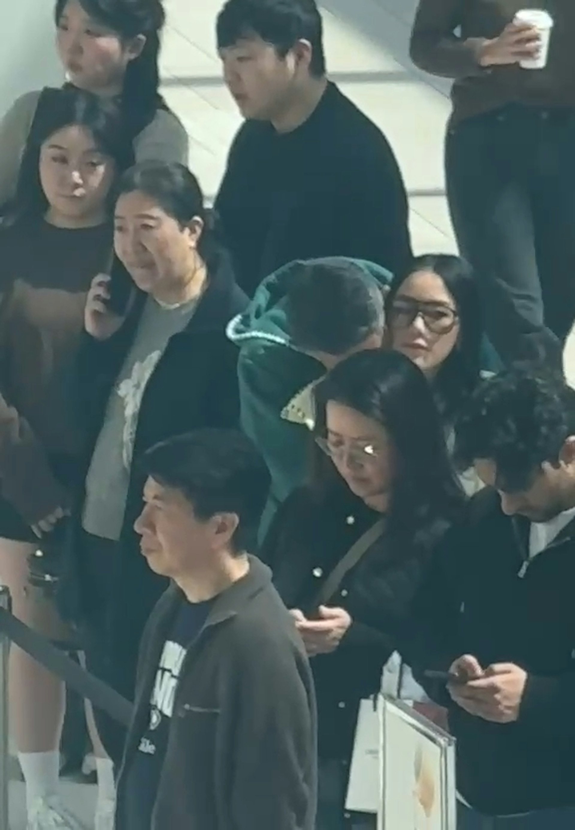 背妻攬女。