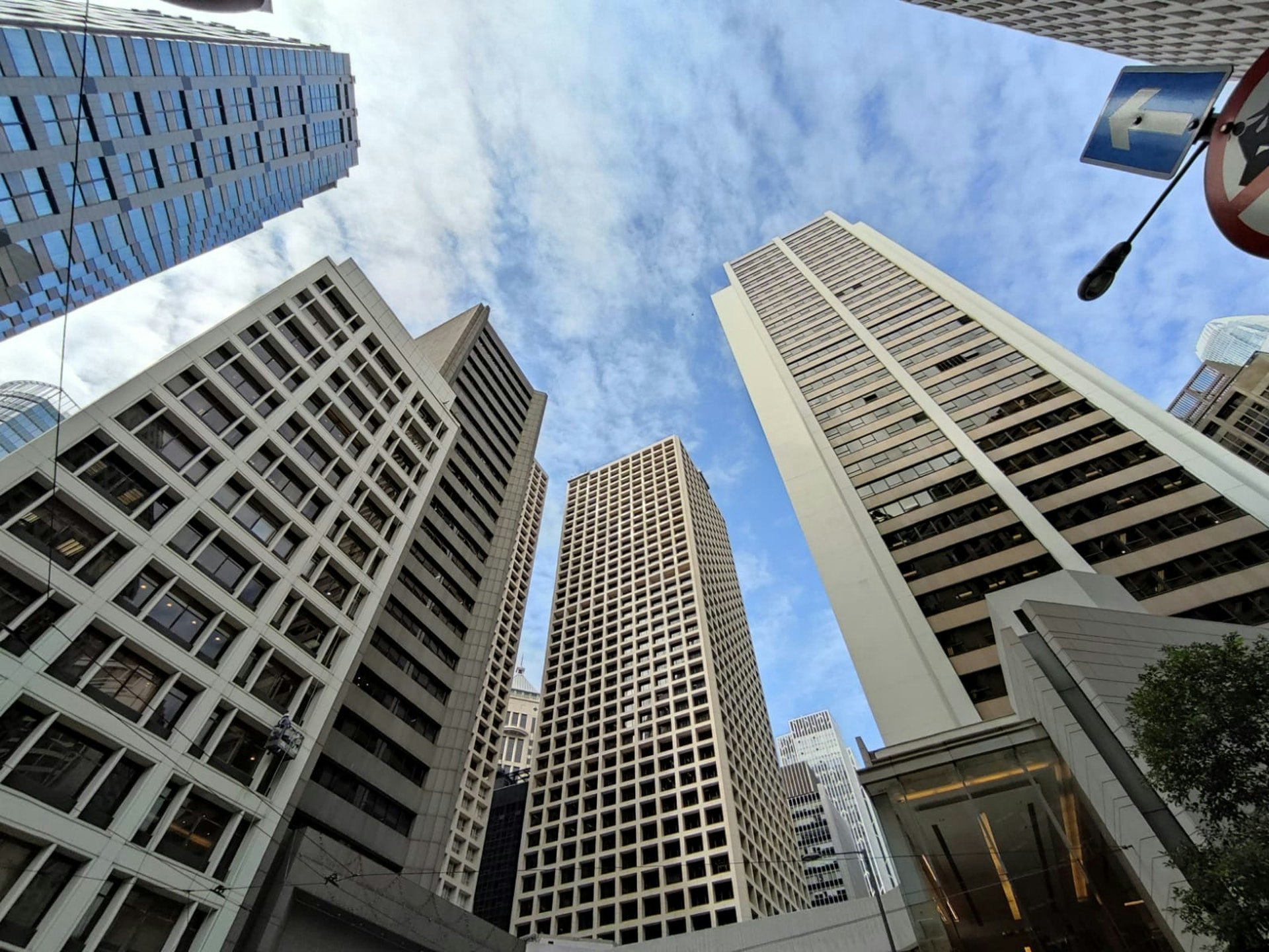港銀紛紛上調或推出高息定存優惠搶客,不少並屬於長息。