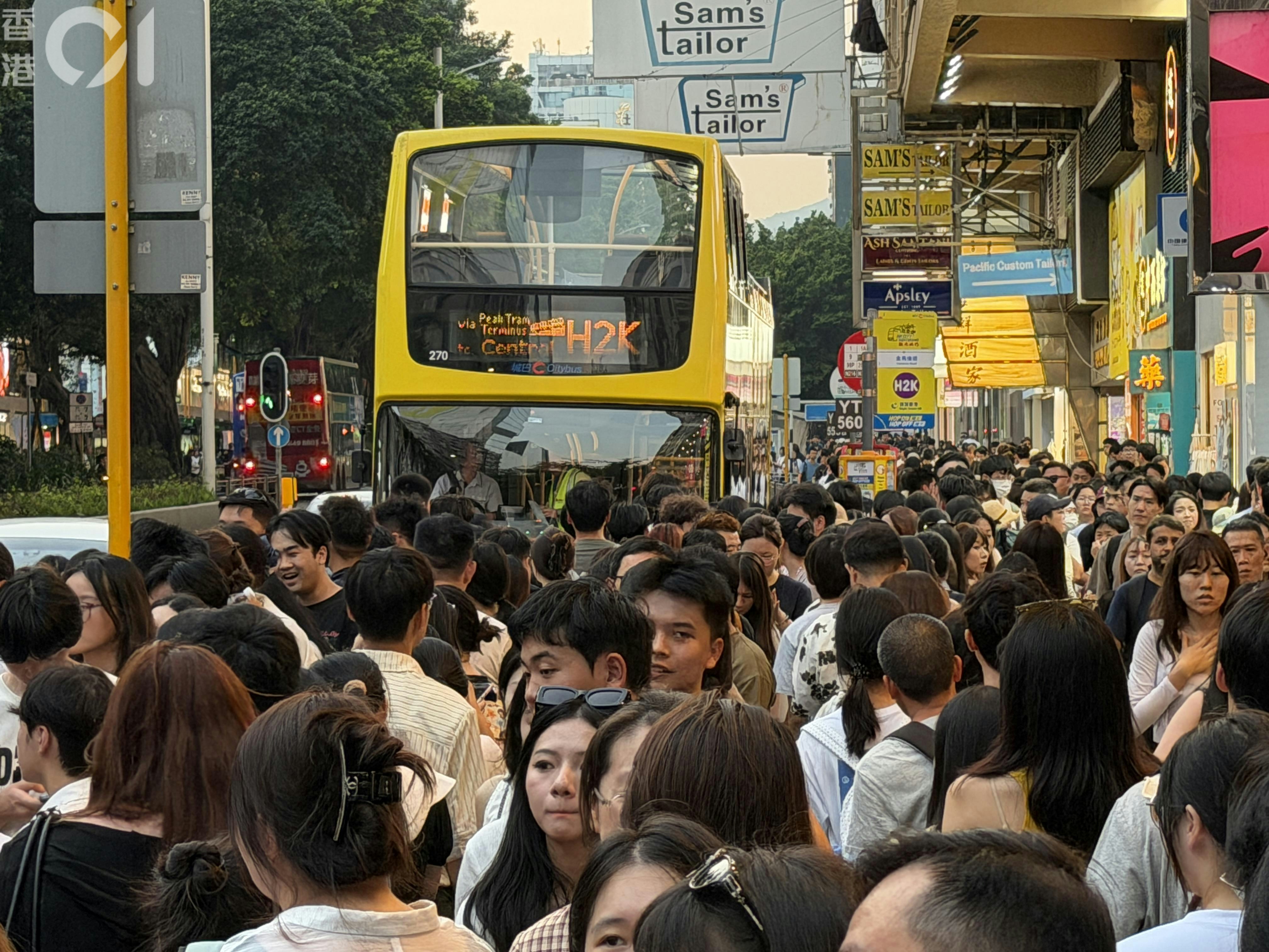 Hundreds Queue for Tsim Sha Tsui Sightseeing Bus Amid Queue-Jumping Disputes