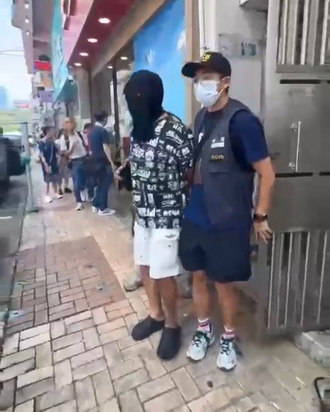 香港海关捣粉岭私烟储存分销点拘七旬翁