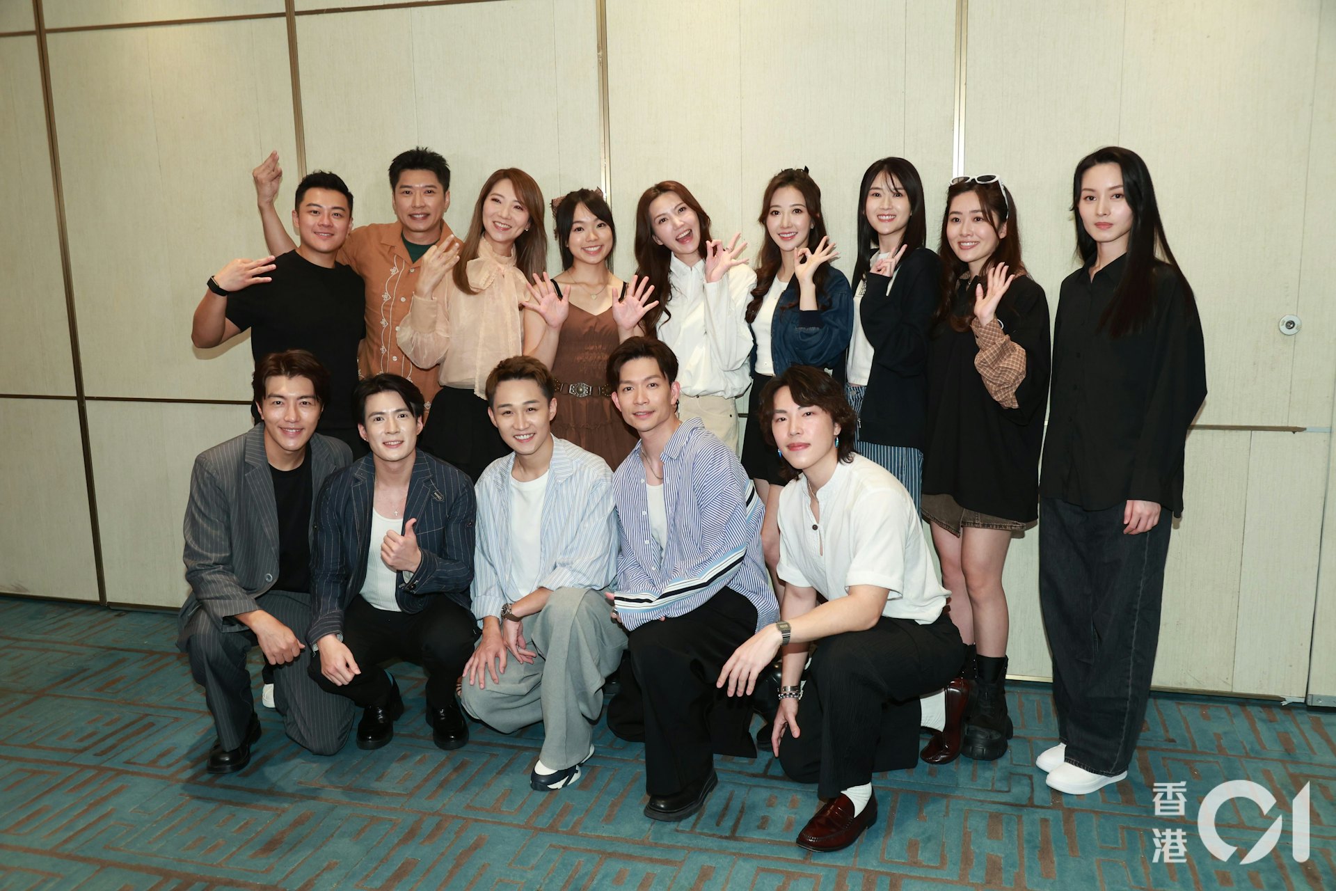 車婉婉、吳若希、李茵彤三位女主角與幕前幕後一齊睇《愛回家之三代同糖》首播。