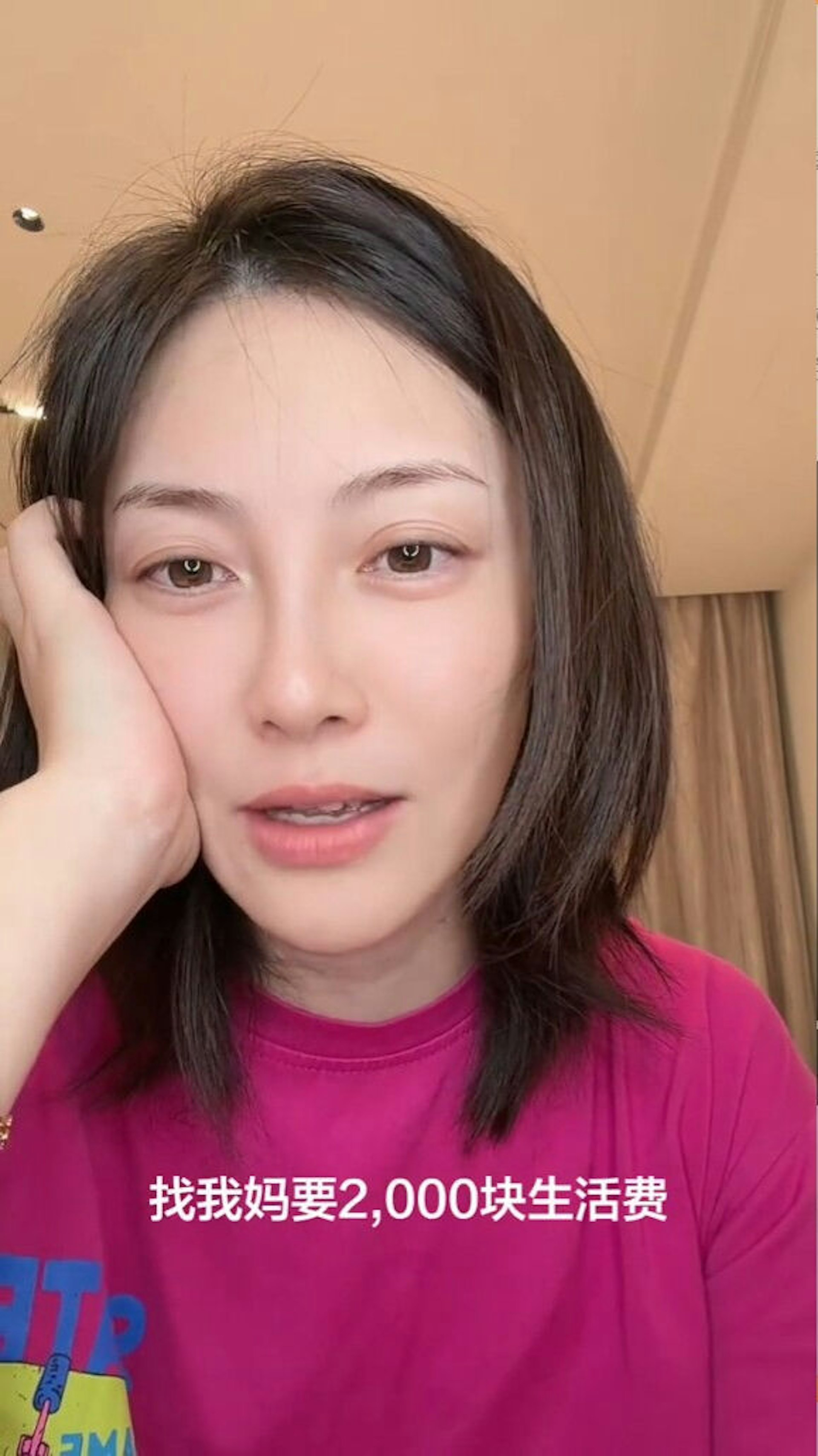 朱锐炒股失利,前后累计砸进约70万元人民币,几乎是20年拍戏所累积的全部积蓄。破产失业后甚至得向母亲开口要2000元人民币生活费,才能维持基本的日常支出。