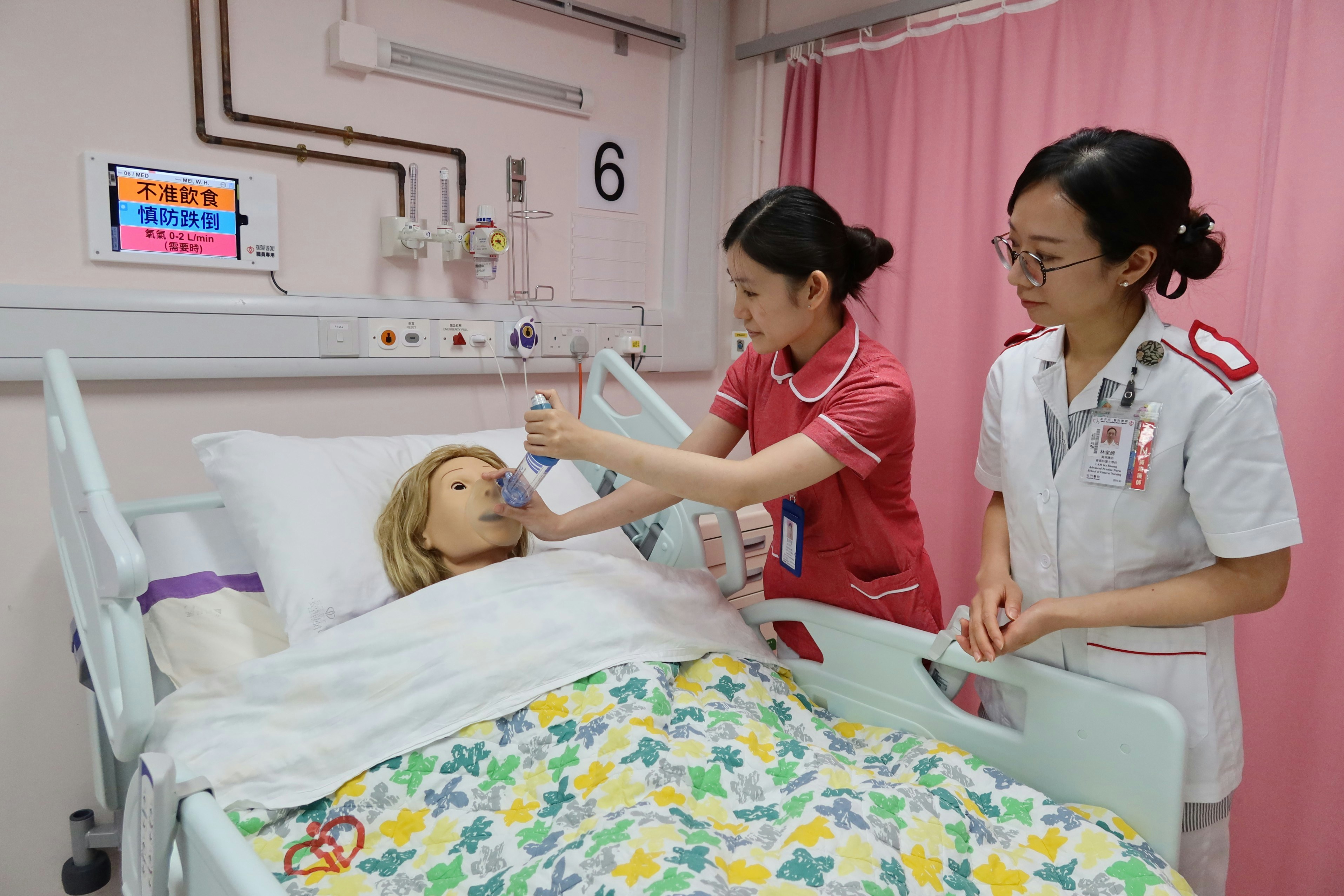 醫管局每年聘請新護士人數有增無減,由2023-24年度的2,534人,增至2025-26年度的3,111人,當中大部分是本地大學及醫管局護士學校的畢業生。